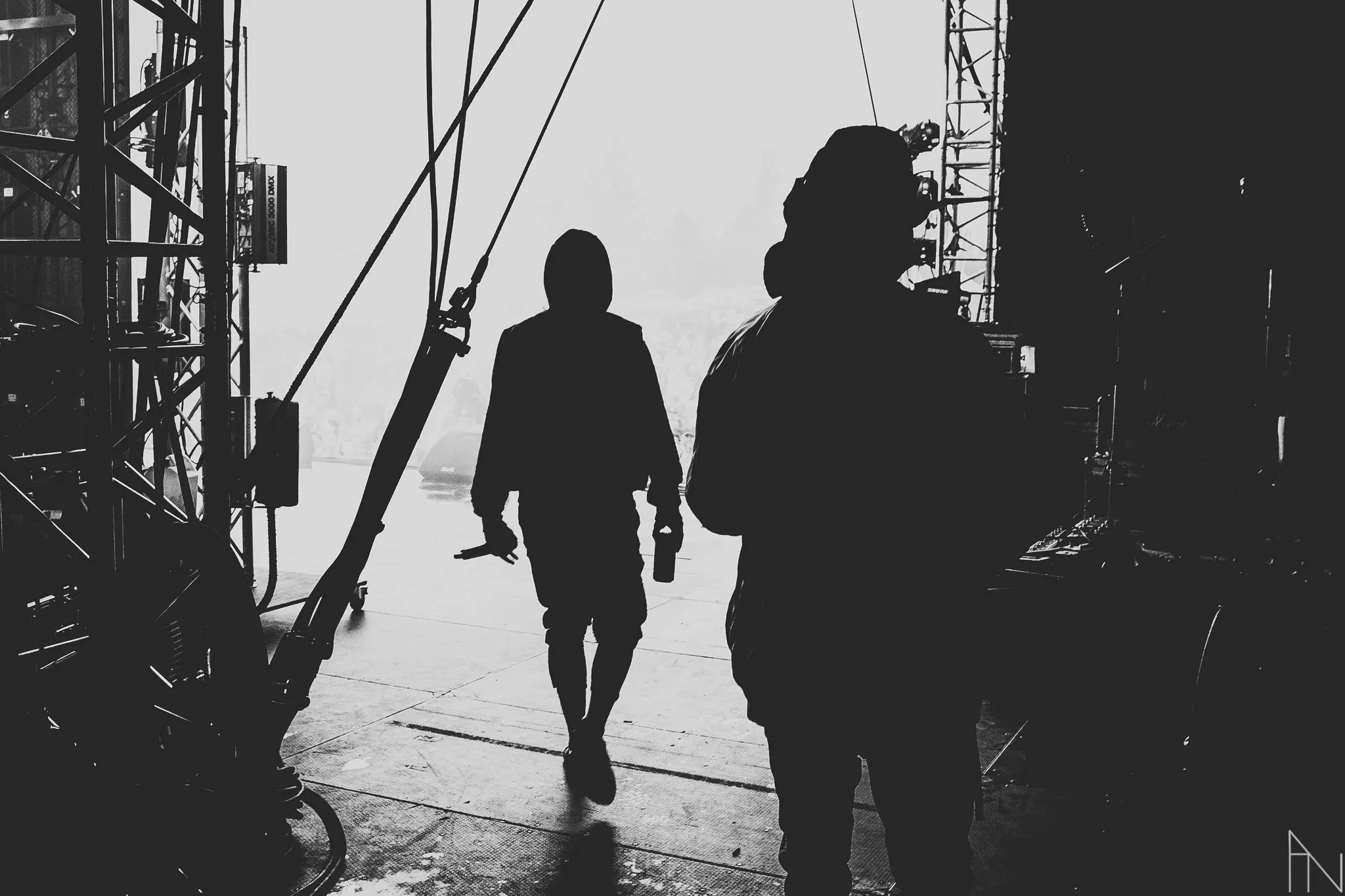 Backstage, JVG kävelemässä lavalle, takana aukeava valoisa ulkoilmatausta. Jurassic Rock Mikkeli.