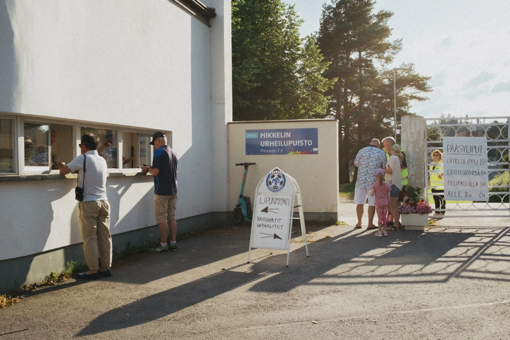 Ihmisiä jonottamassa tapahtuma- tai stadionlippitiskillä Mikkelin urheilupuistossa.