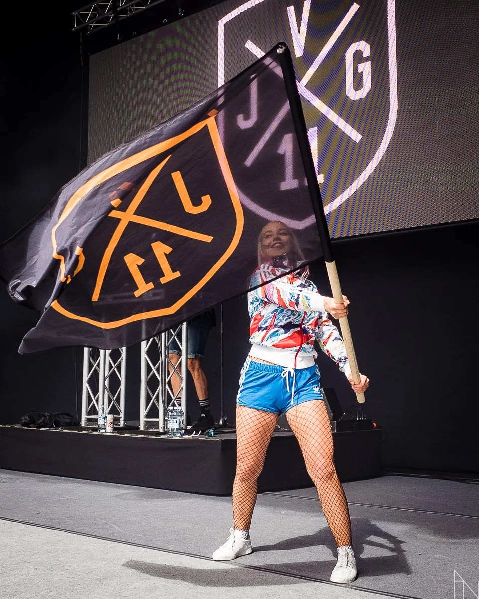 Anniina Raittinen, JVG-lippu, keikkakuva.