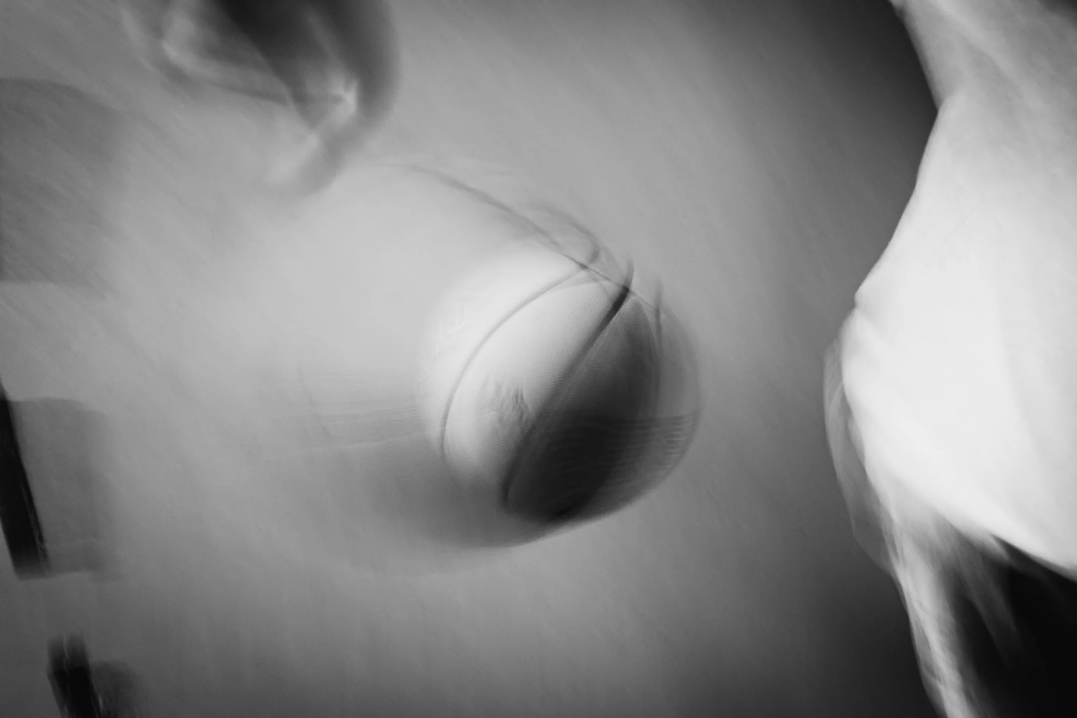 Pitkä valoitusaika, Koripallo. Kuvassa epätarkkuutta ja mustavalkoinen sävy.