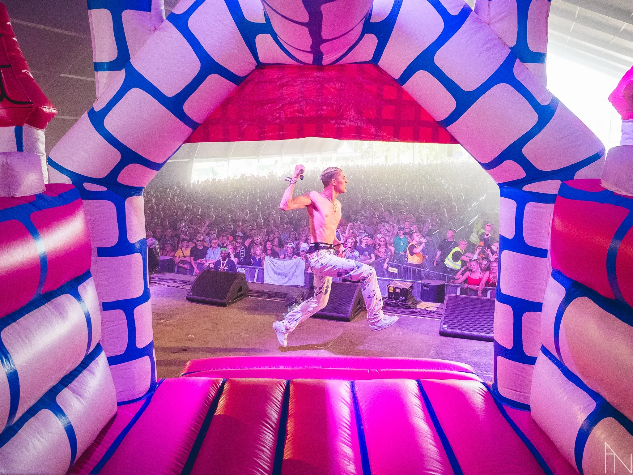 Kuva näköalasta konserttilavalta Blockfesteilta, jossa Cledos esiintyy. Kuvan etuosassa näkyy värikäs pomppulinna, joka muodostaa kehyksen esiintyjälle.