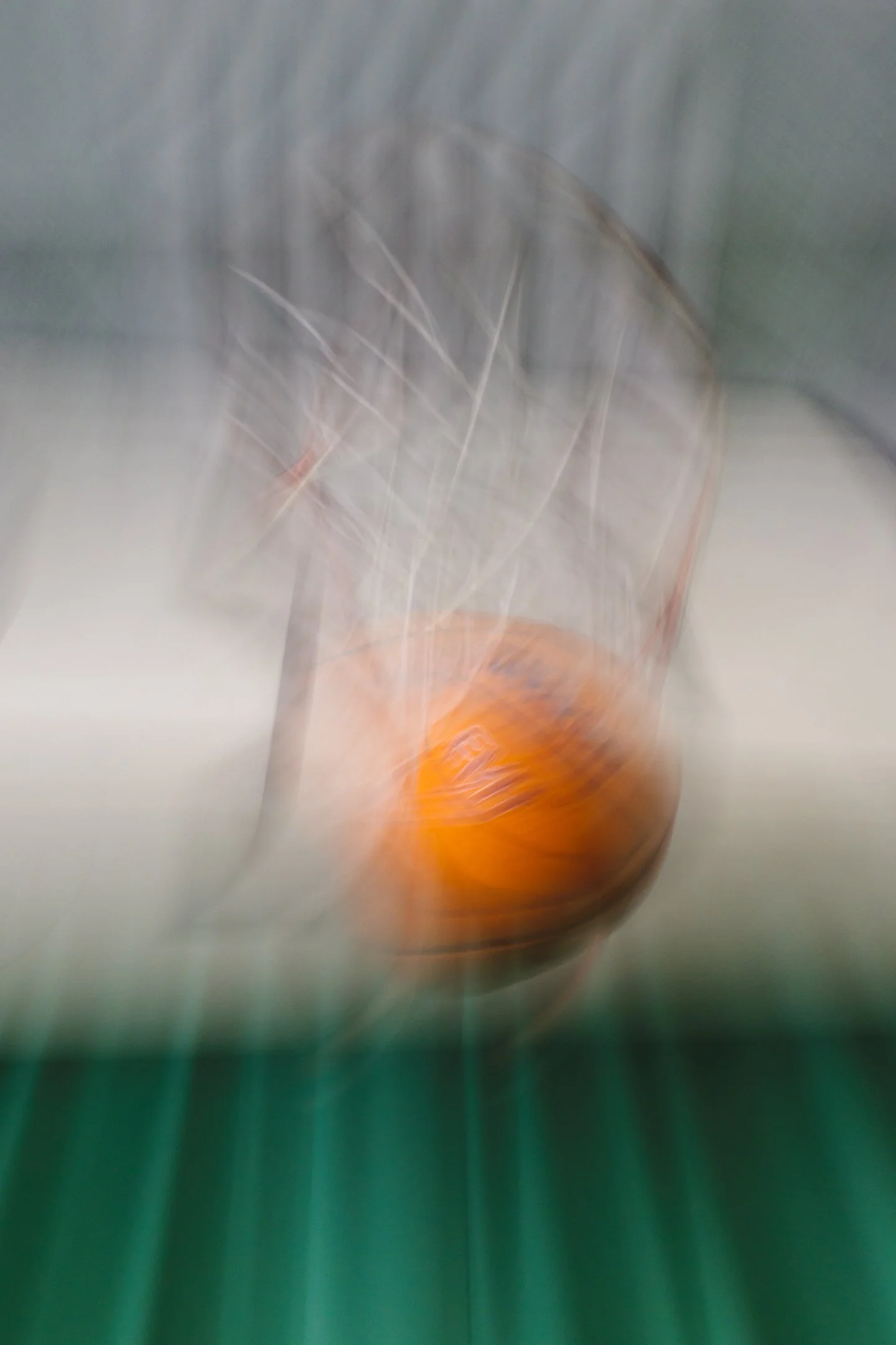 Koripallo menee koriin. Pitkä valoitusaika.