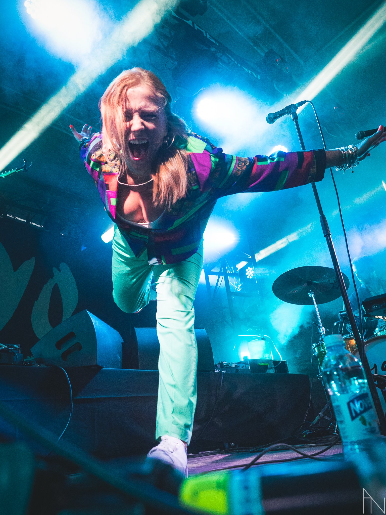 Laulaja, Yona, sukeltamassa kohti kameraa, energinen ilme ja liike.