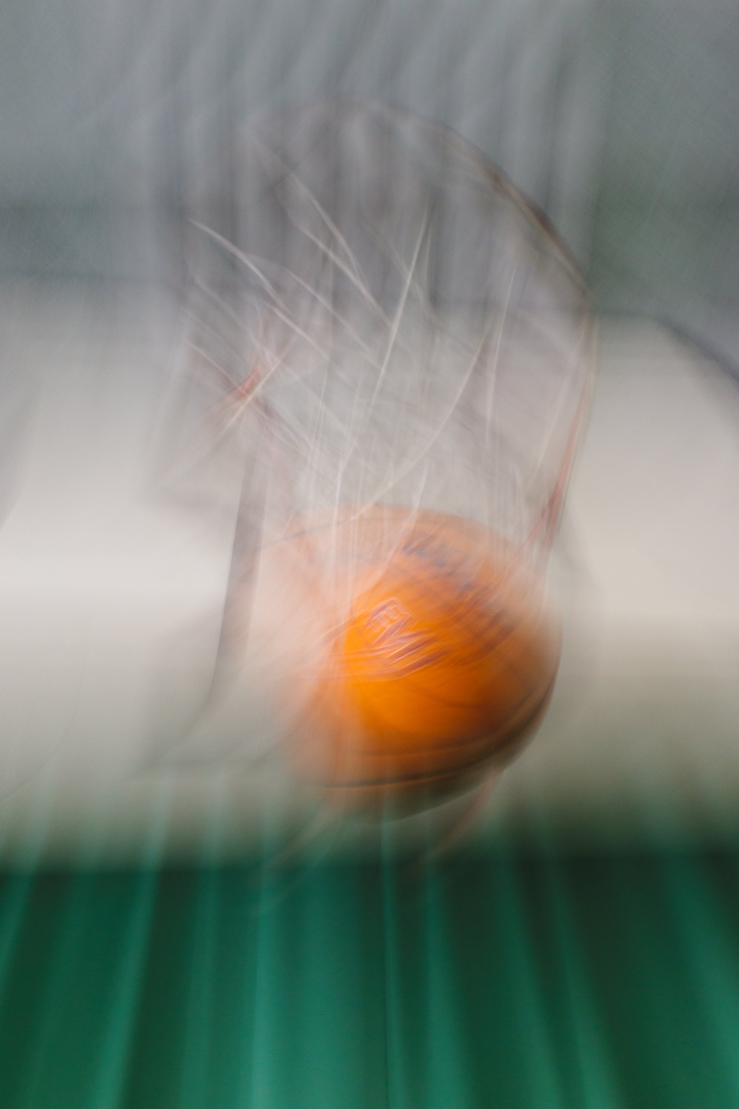 Koripallo, kuva on epätarkka ja liikkuva.