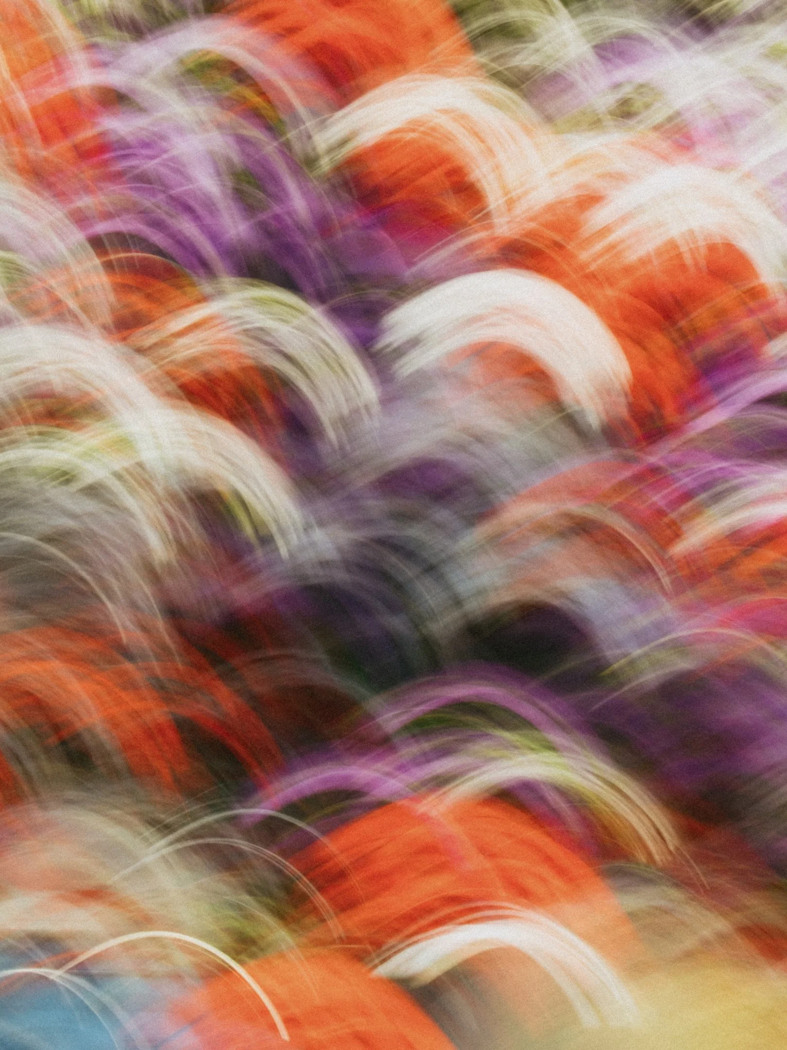 Väritetty, liikkuva sekava kuva, jossa hallitsevat oranssi, violetti, vihreä ja valkoinen värit.