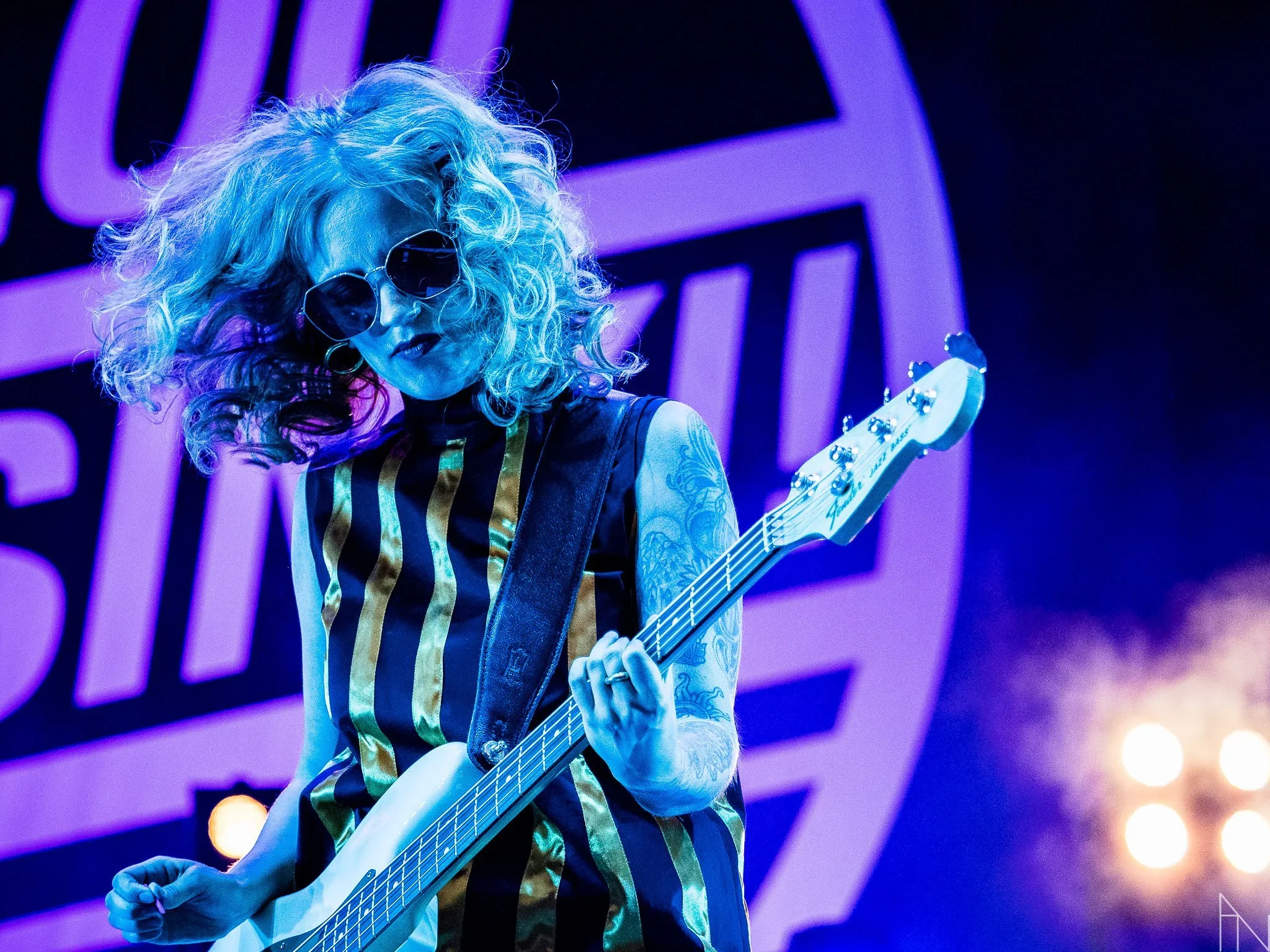 Nainen soittaa kitaraa lavalla. Elli Haloo Helsinki.