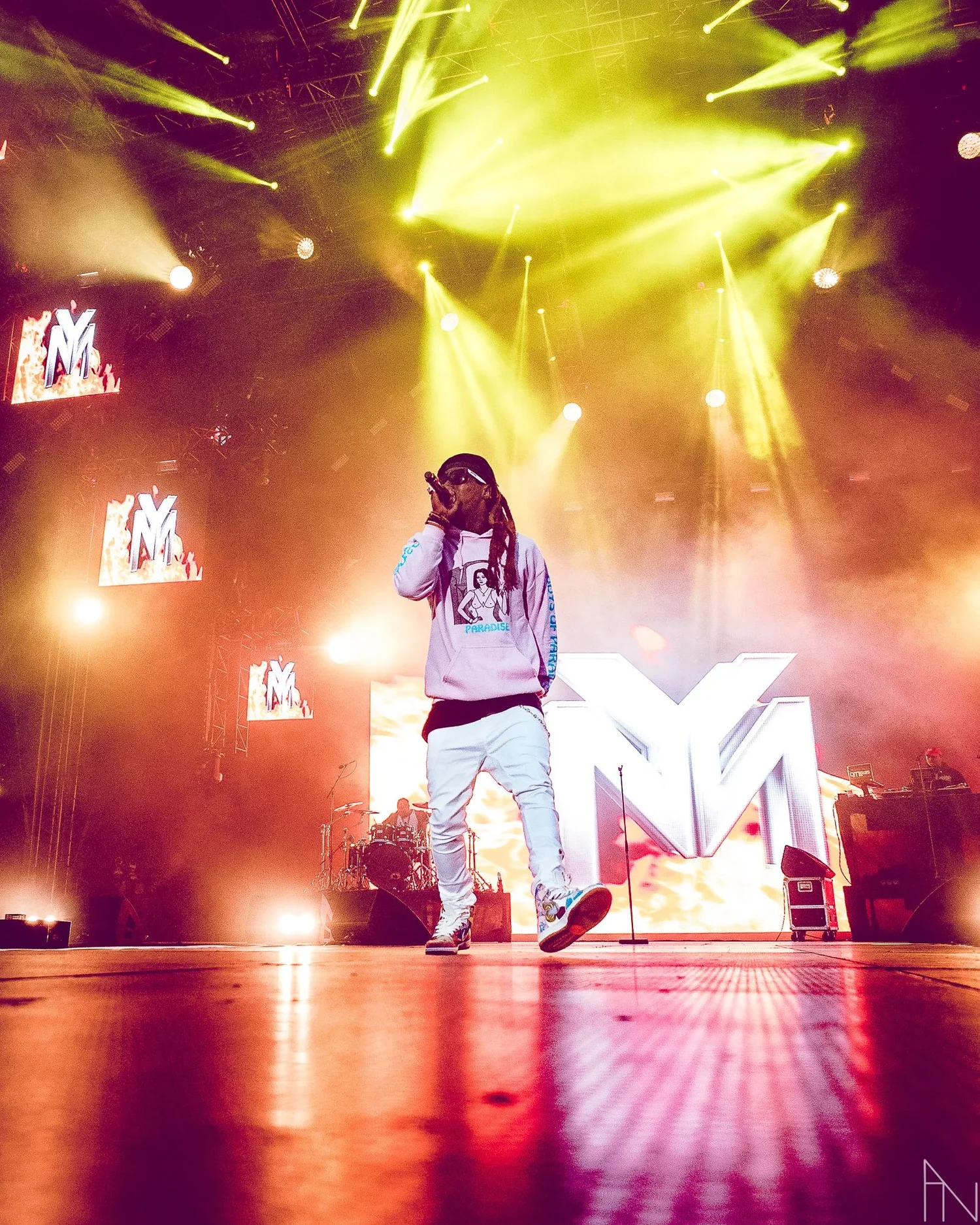 Räppäri esiintyy lavalla musiikkia soittaen, taustalla suuret valotehosteet. Lil Wayne Blockfest.