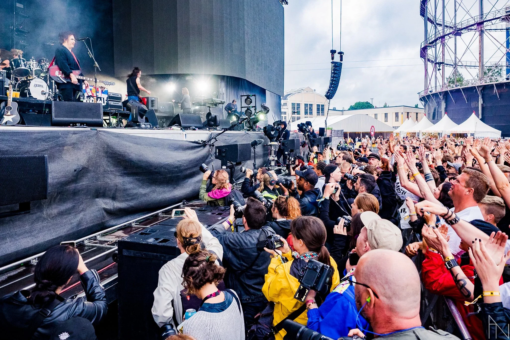 Konsertti Flow Festival, lavalla soittavia muusikoita, lavan edessä valtavasti valokuvaajia joiden takana suuri yleisö.