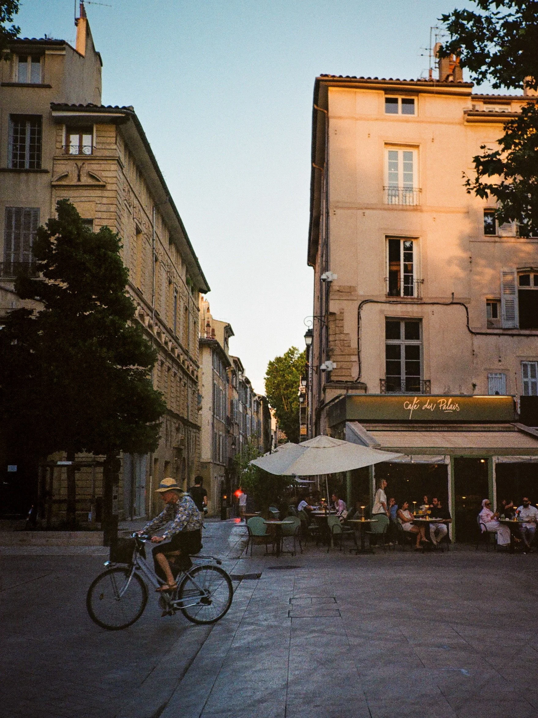 some more shots i took in aix, really happy to feel inspired again to pick up the camera :) 

#analog #photography #provence #cafe #mediterranean