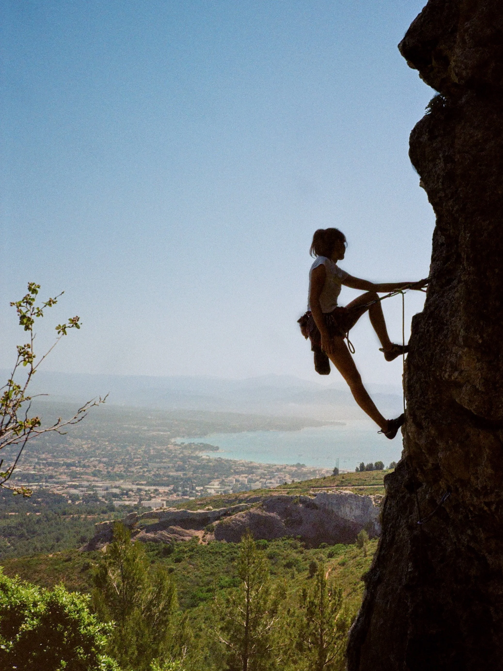 deeply grateful <3

scan &amp; dev: @film.speed.lab 

#analog #climbing #photpgraphy #35mm #provence