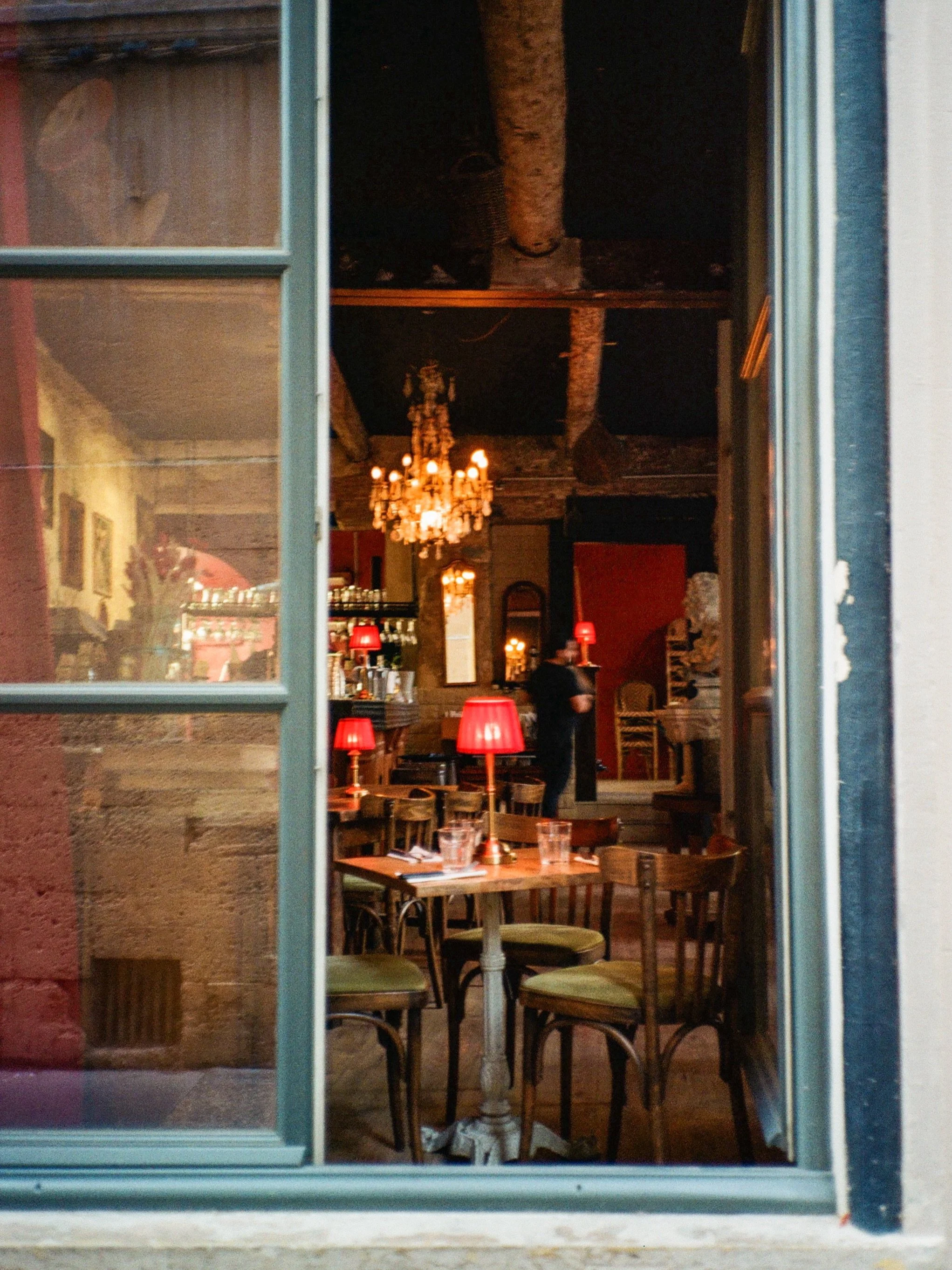 red lamps, different countries🍷

scan &amp; dev @film.speed.lab 

#analog #photography #provence #berlin #35mm