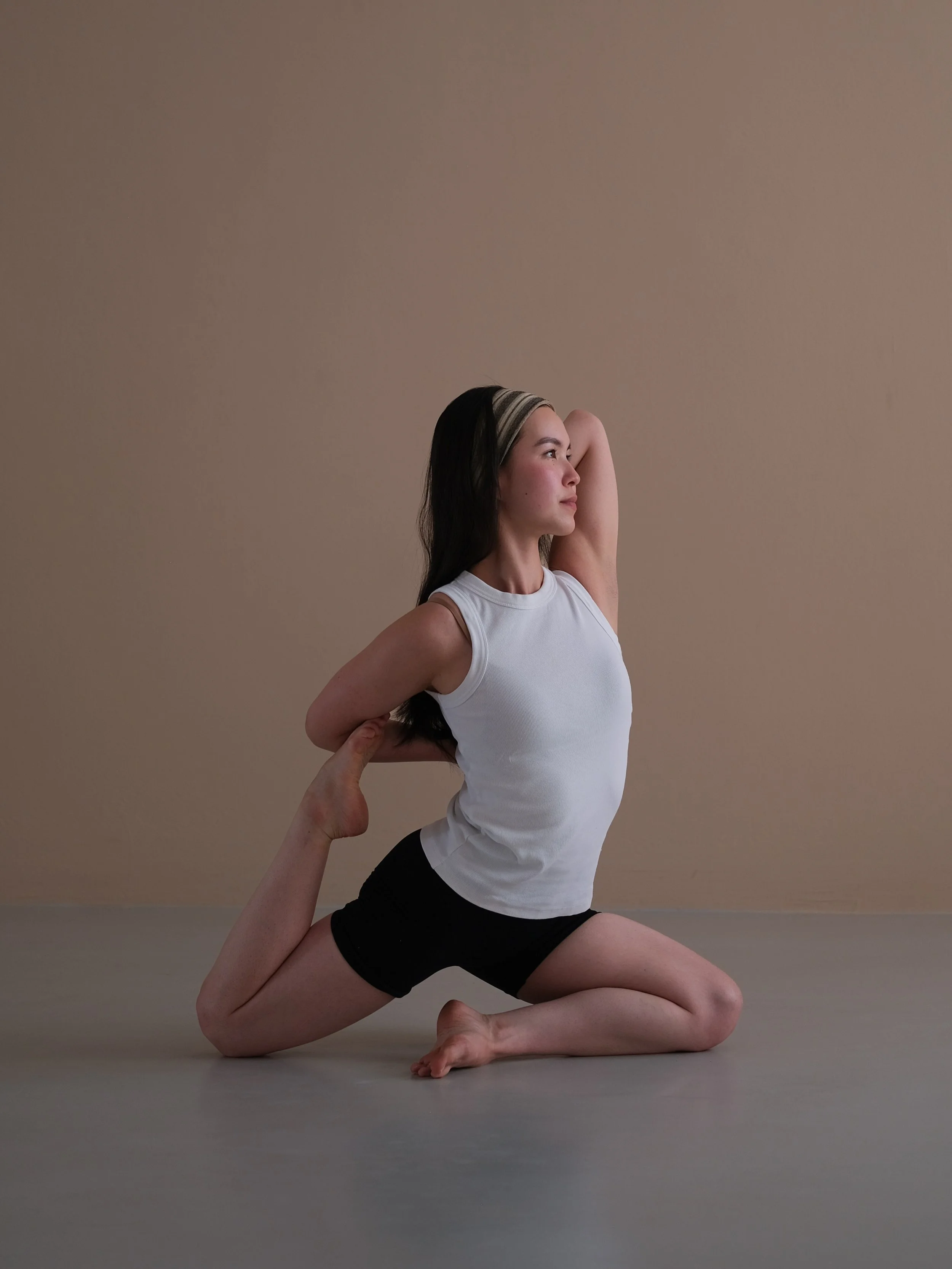 Portraits I took of @aizhiktt at the place where everything started: the shala of @yogaonthe.move 🌀 We did our 200h training together and now everyone is on their individual path - yet we stay in exchange, visit each others classes, support each oth