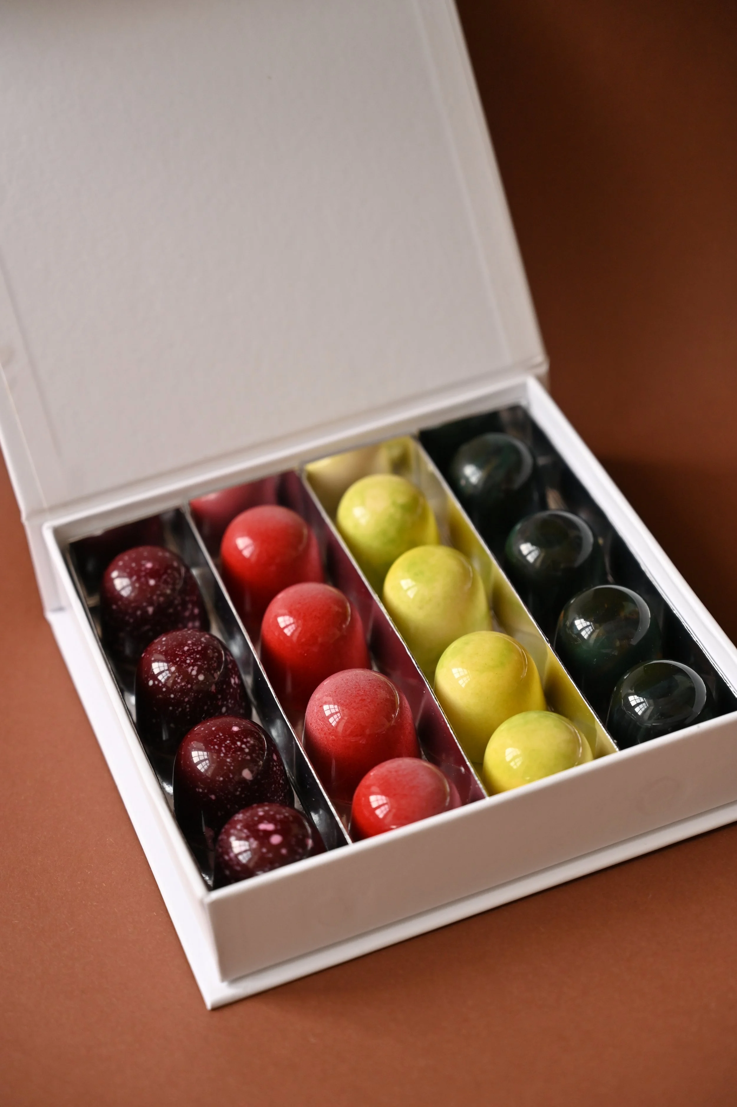 16 chocolate candy discovery box
