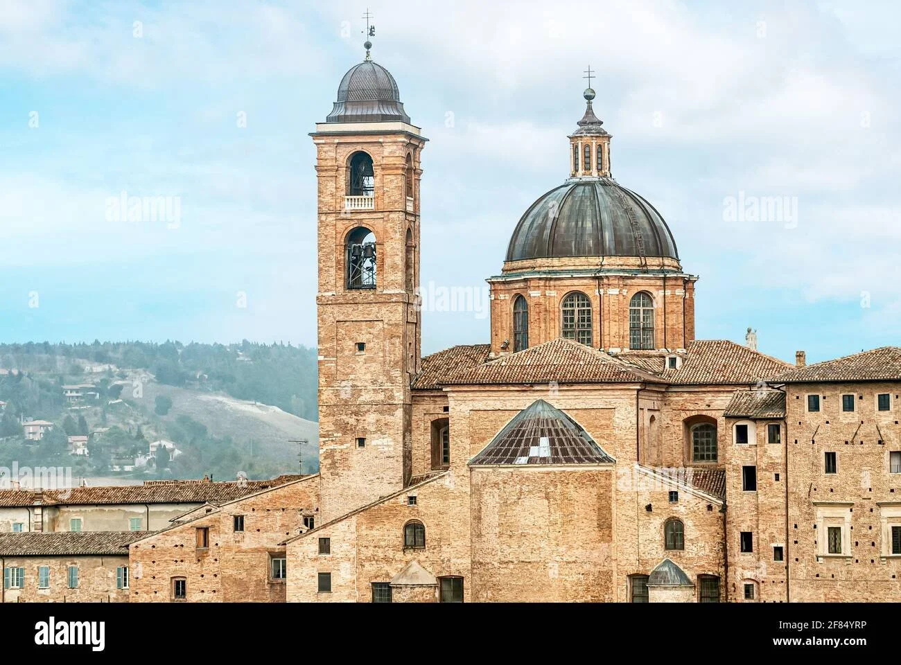 duomo-of-urbino-cathedral-marche-italy-founded-in-1021-over-a-6th-century-religious-edifice-2F84YRP.jpg