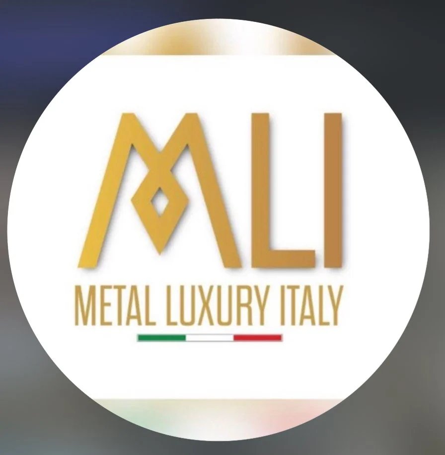 Logo con la scritta 'ALI METAL LUXURY ITALY' in oro, con bandiera italiana sotto.