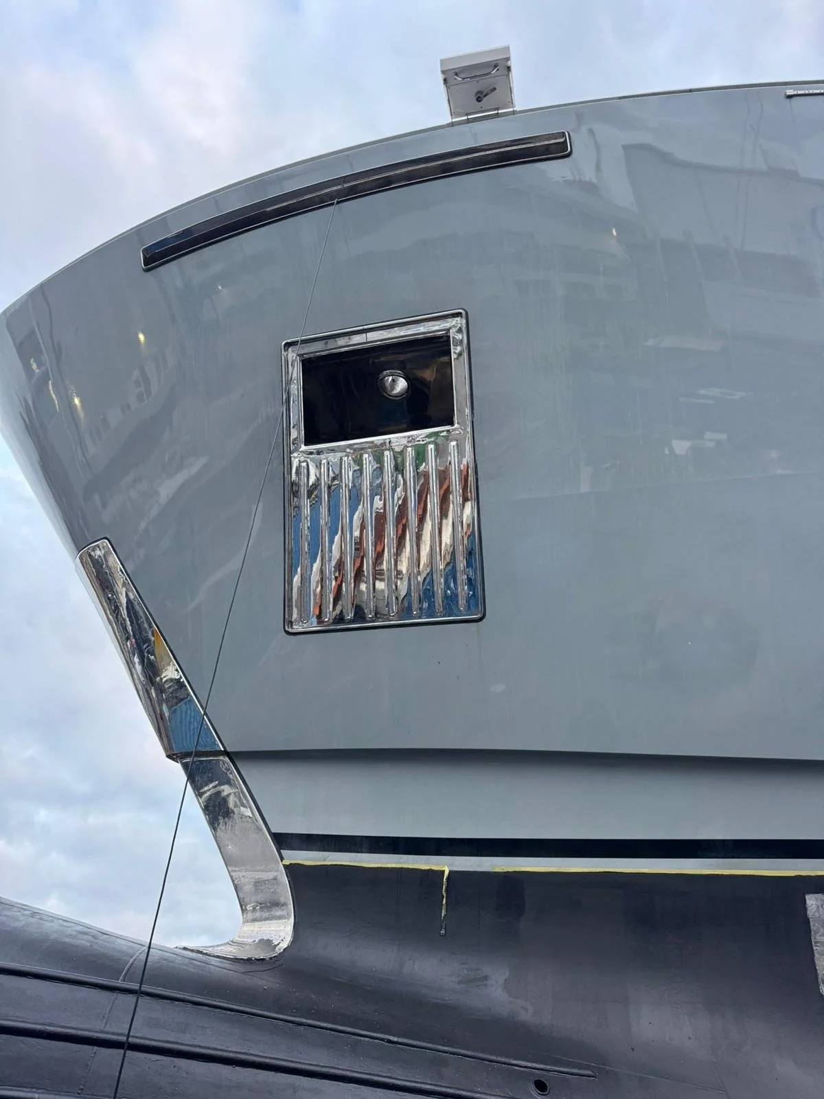 Particolare della prua di una barca con luci e riflessi.