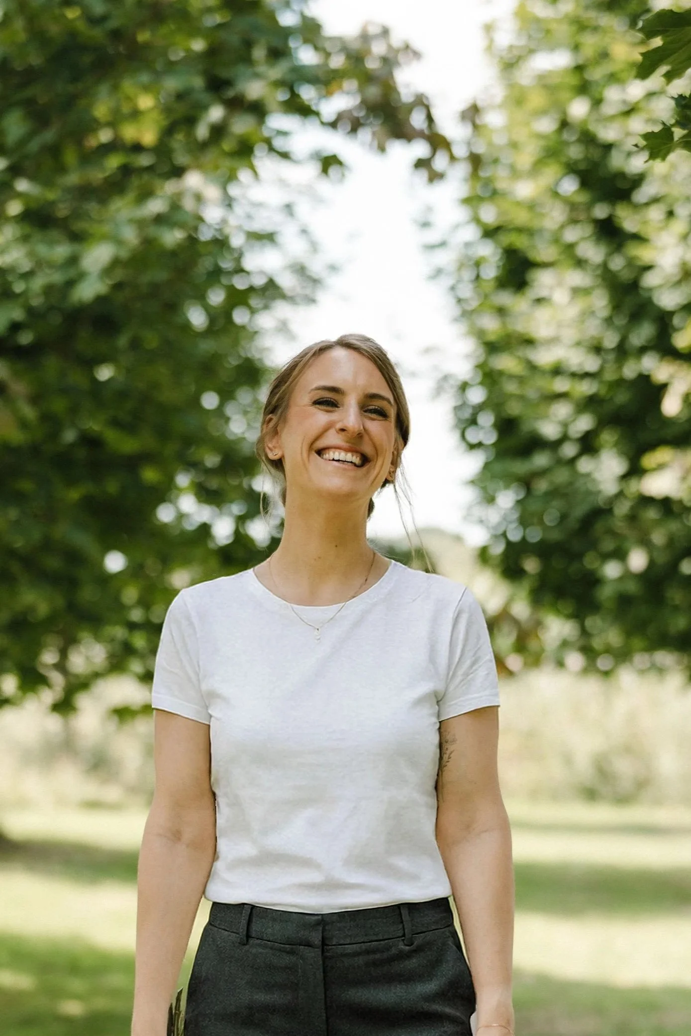 Frau lächeln vor Bäumen (Lene)