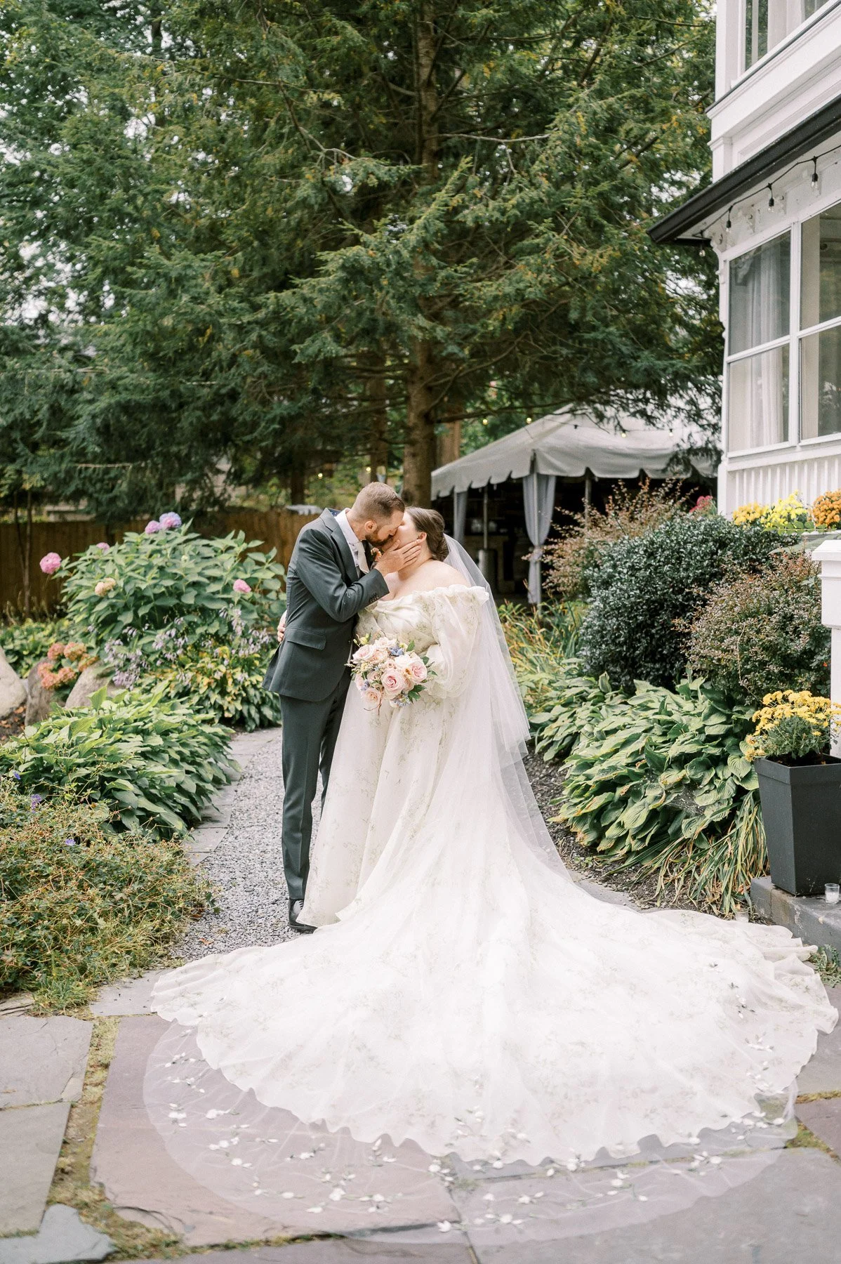 Chateau on the Lake Wedding by Michelle Lange Photography-25.jpg