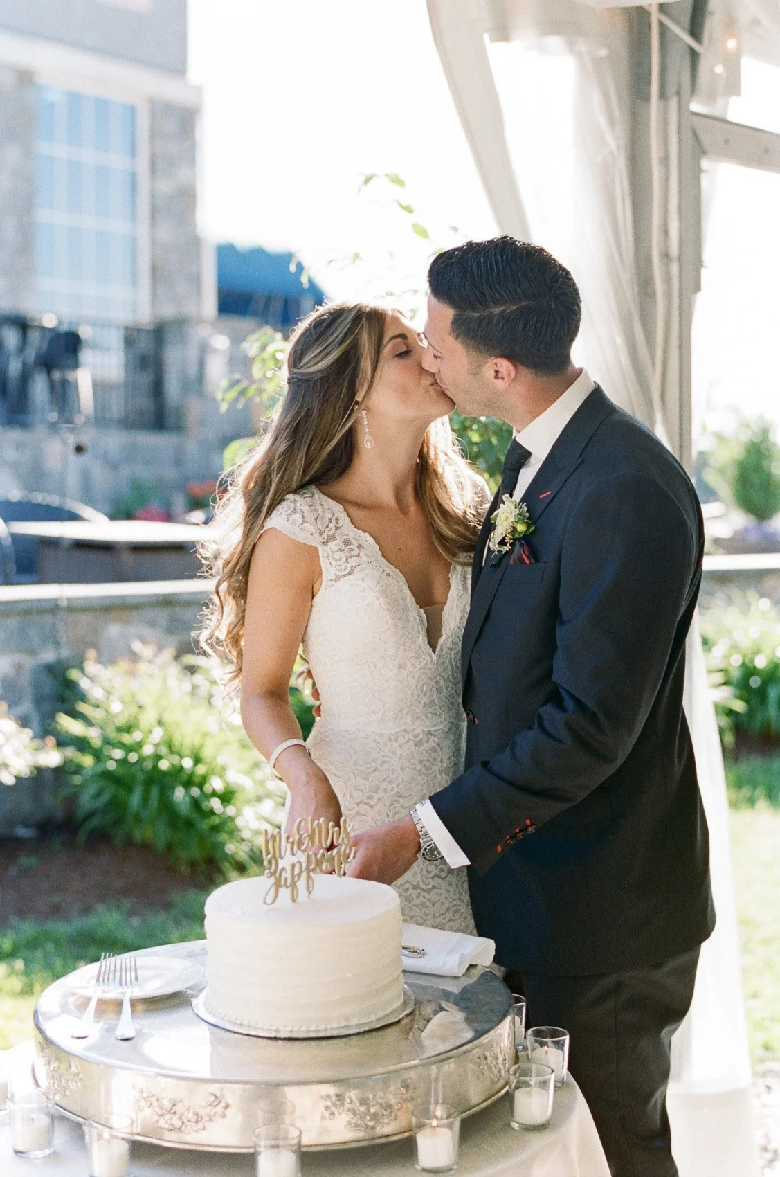 Wedding cake cutting photo at Saratoga National
