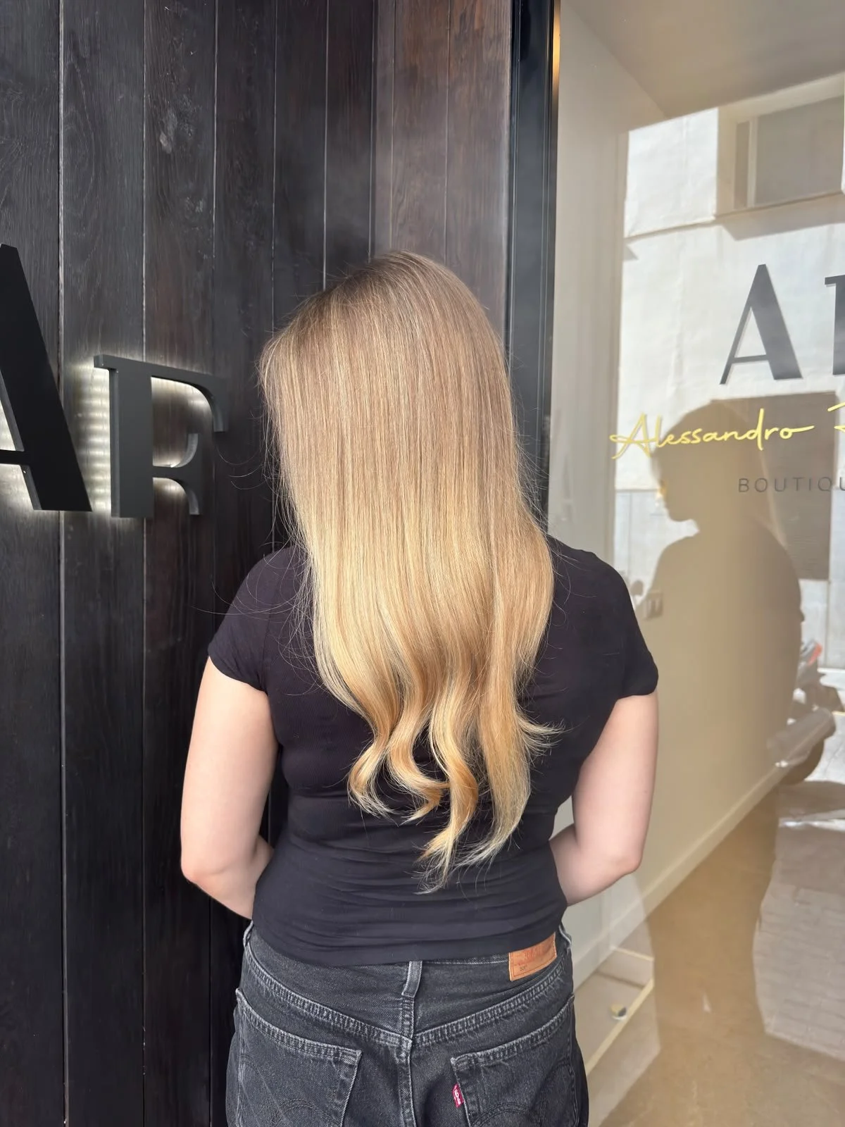 Babylights rubias con ondas suaves y acabado luminoso, resultado de un servicio de color premium en AF Boutique Barcelona.
