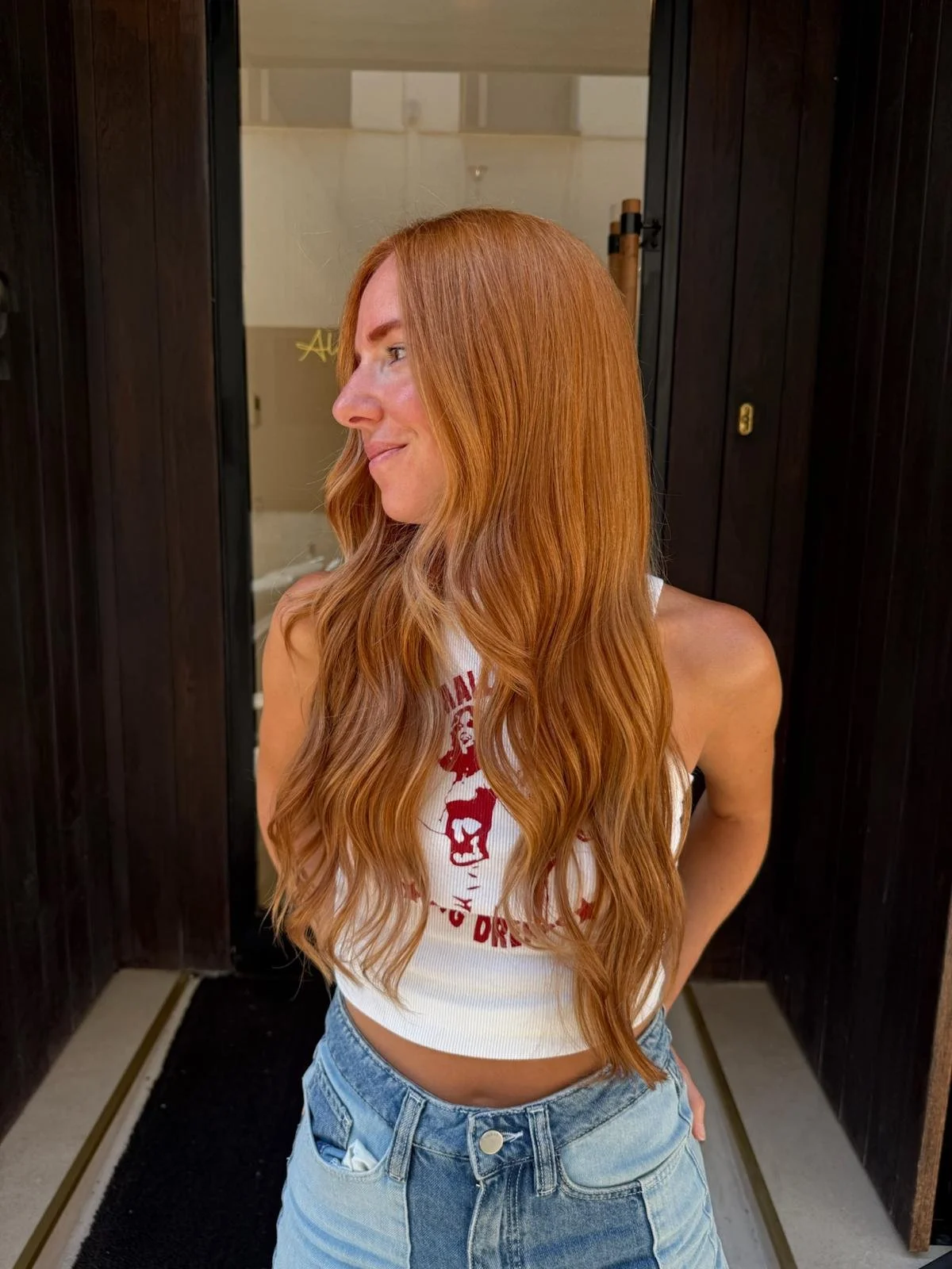  Cabello cobrizo con ondas suaves y acabado luminoso, técnica de color realizada en AF Boutique Barcelona.