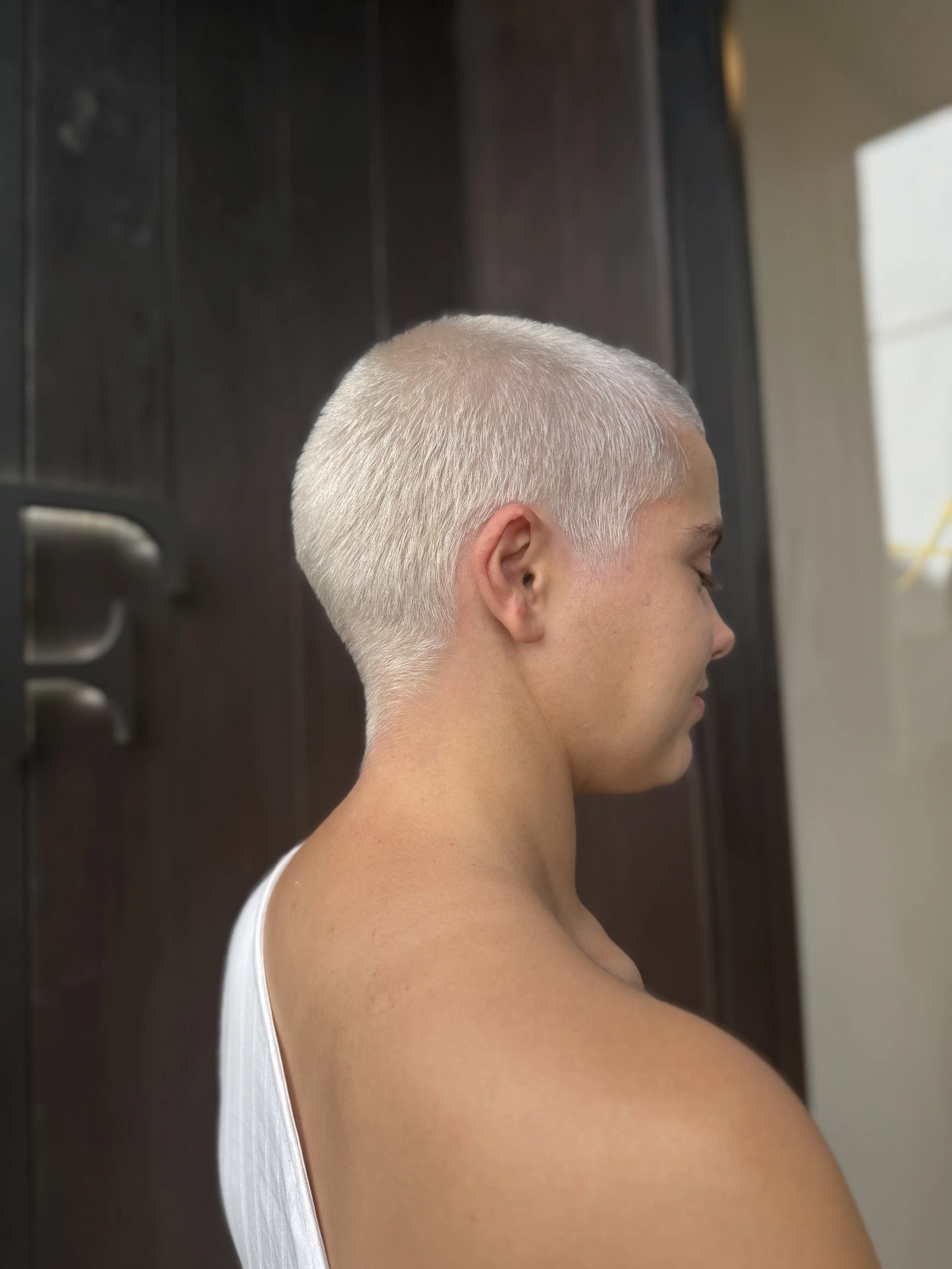Corte pixie rubio platino con acabado pulido, estilismo profesional en AF Boutique Barcelona.