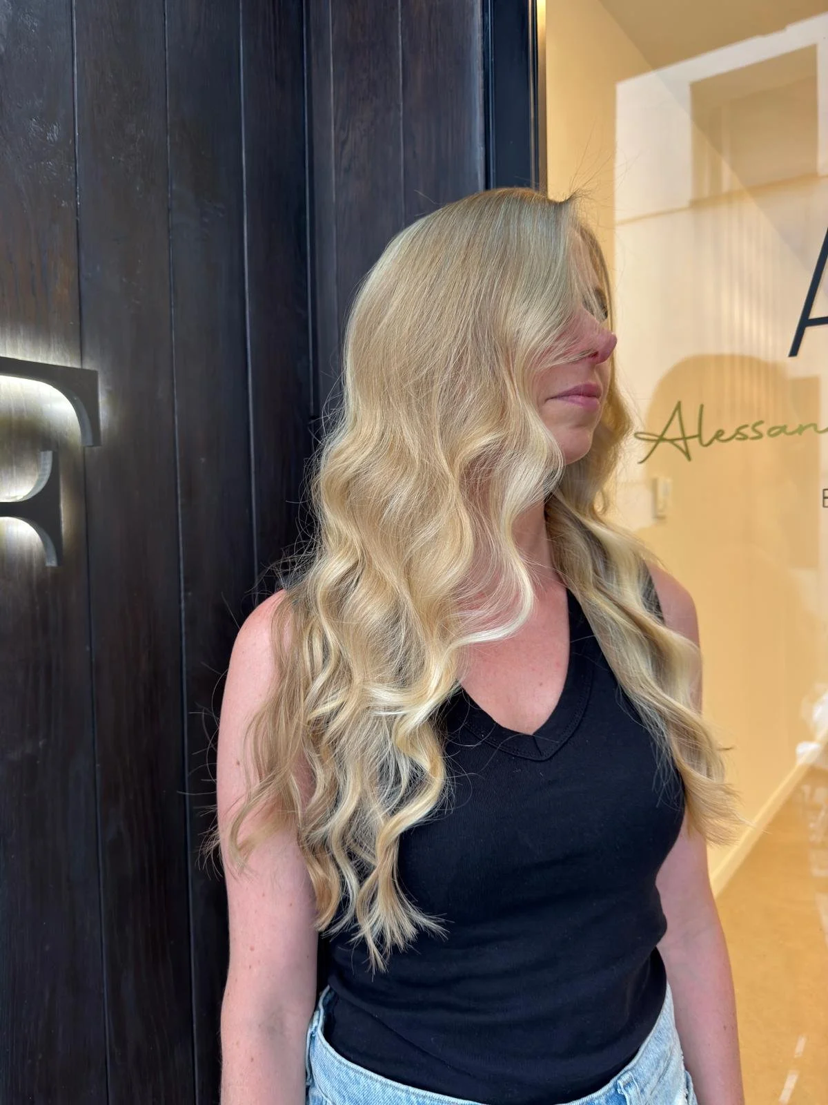 Balayage rubio con ondas suaves y brillo natural, resultado de un servicio de color avanzado en AF Boutique Barcelona.
