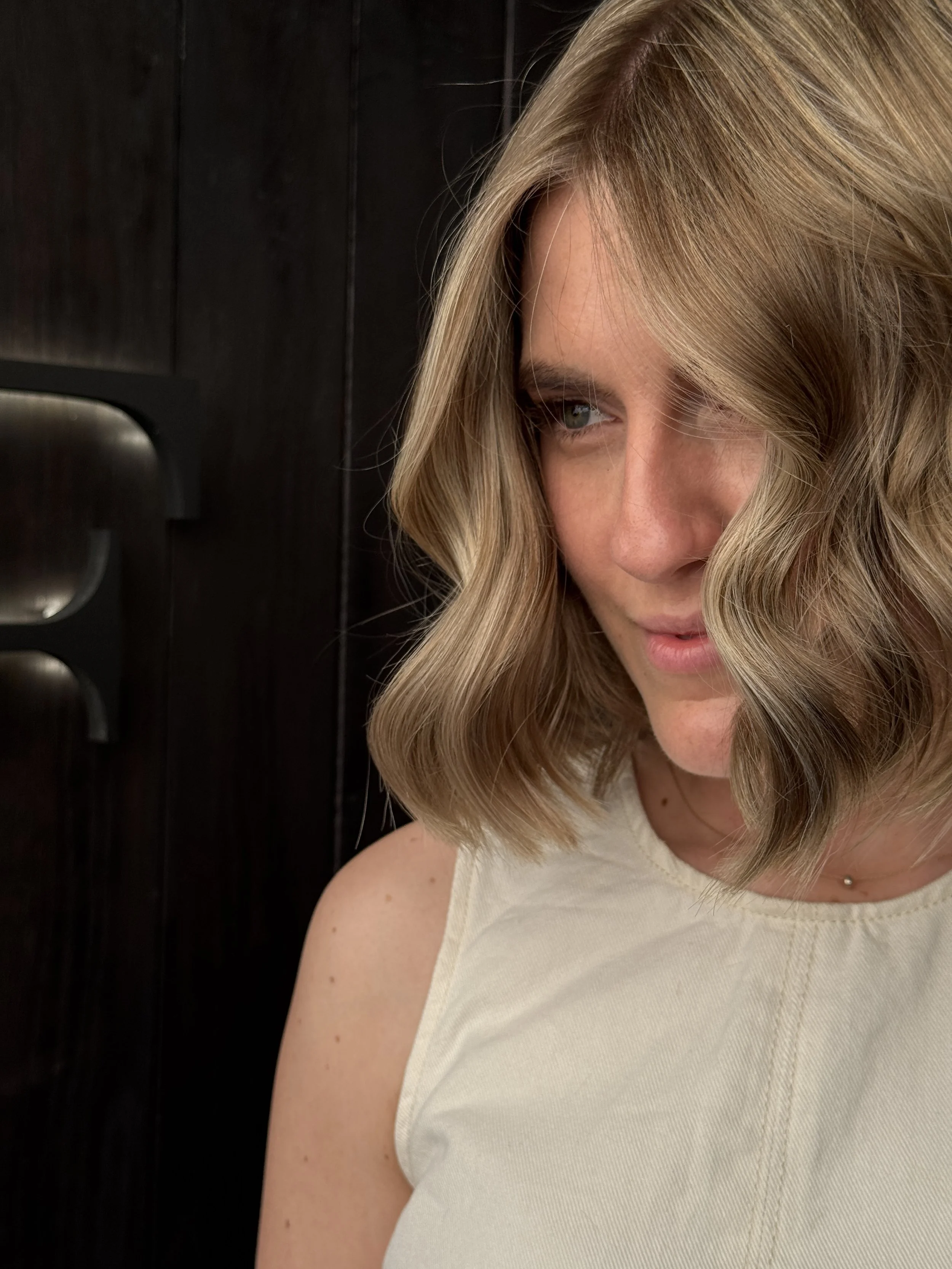 Ondas rubias con acabado luminoso, técnica de color profesional realizada en AF Boutique Barcelona.