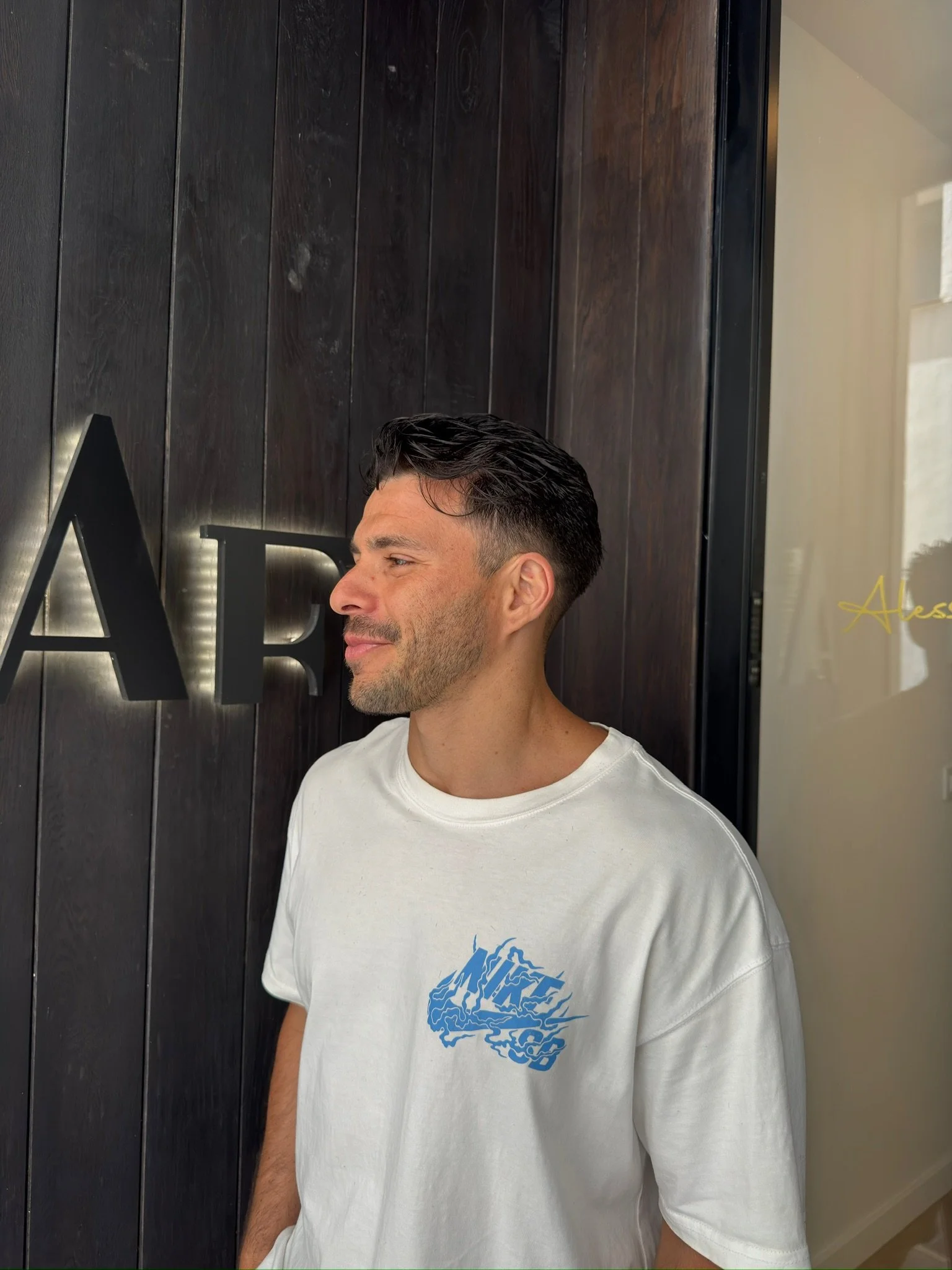 Corte masculino con textura natural y acabado limpio, estilismo profesional en AF Boutique Barcelona.