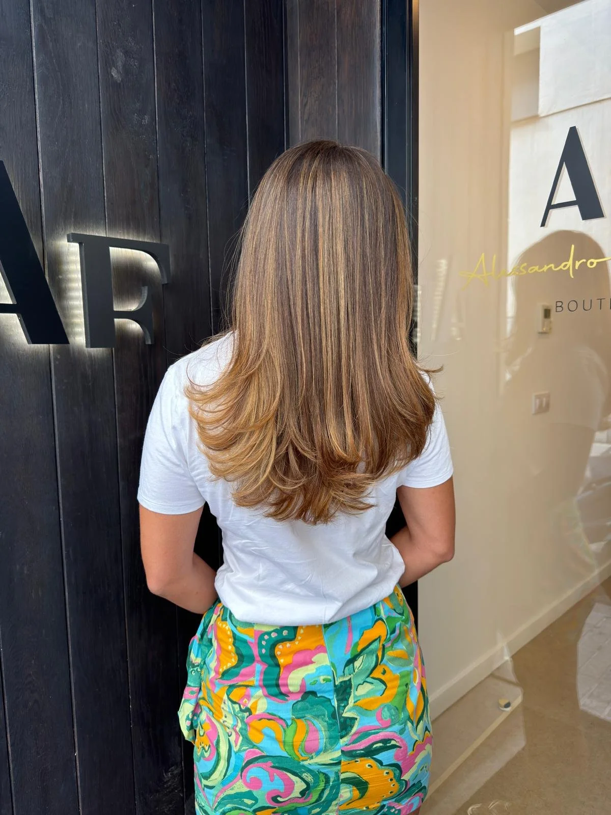 Balayage castaño claro con capas suaves y acabado luminoso, estilismo profesional en AF Boutique Barcelona.