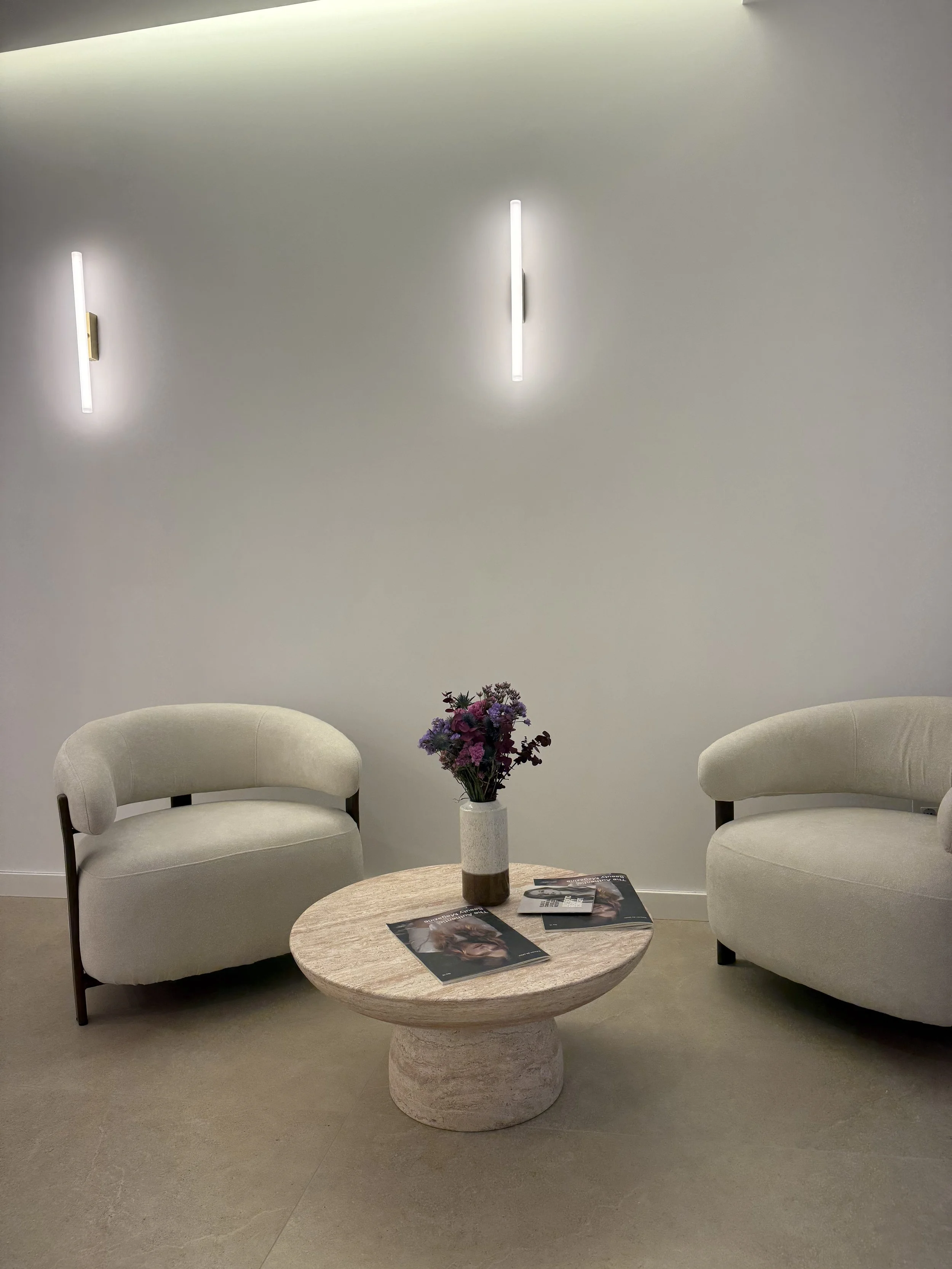 Sala de espera de AF Boutique en Barcelona, un espacio boutique elegante con detalles florales y diseño minimalista.