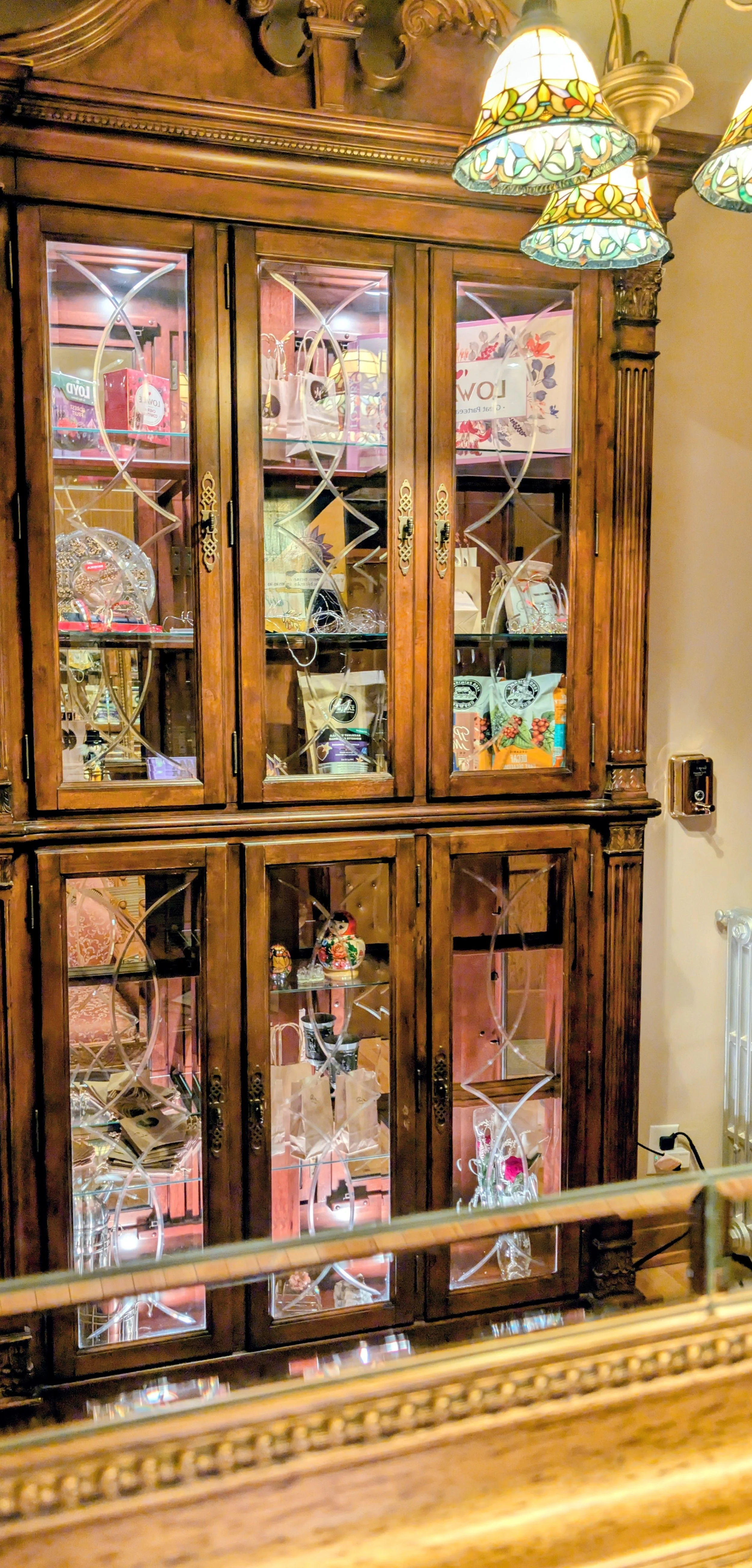 Vue de l'armoire antique servant de coin-boutique pour les visiteurs