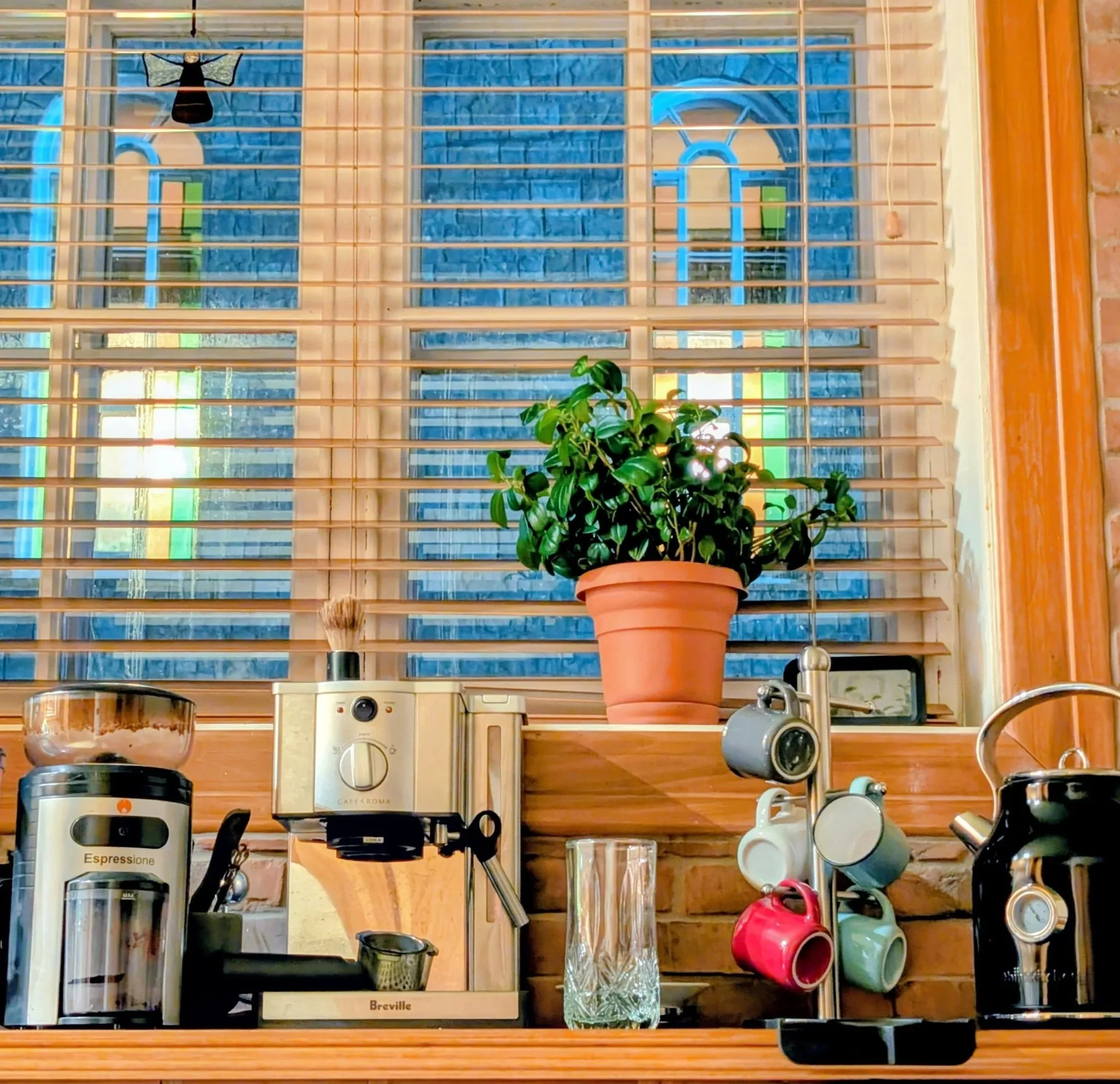 Vue de la cafetière espresso avec les vitraux de l'Église de Saint-Damien-de-Buckland à l'arrière-plan
