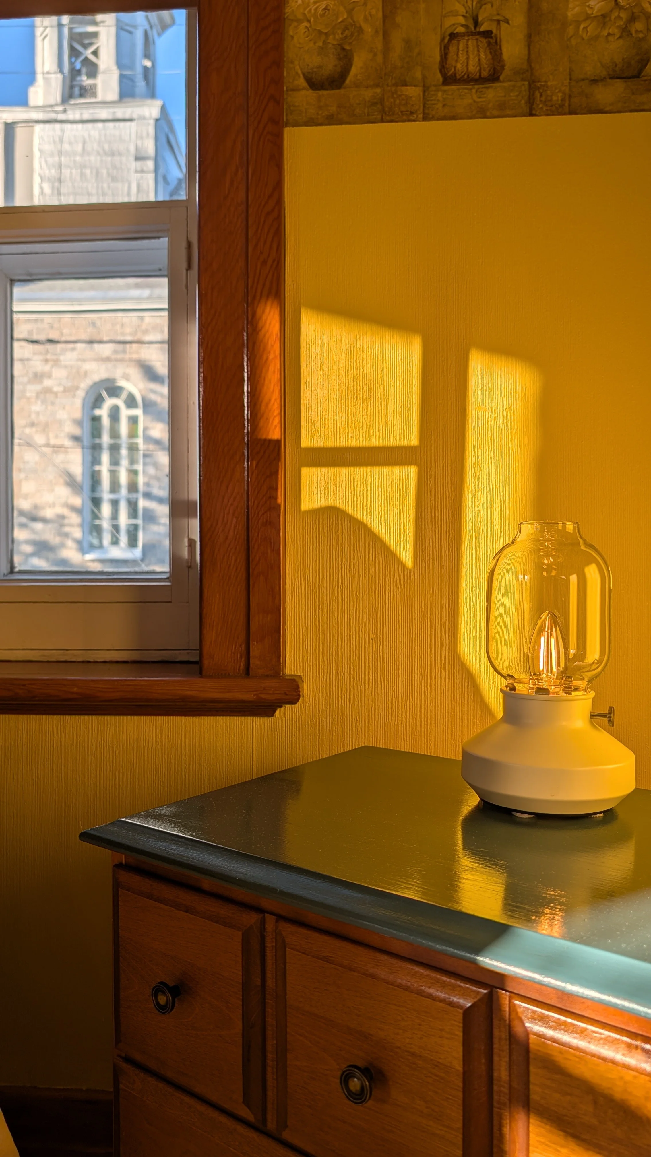 Détails décoratifs de la Chambre La Miellée, avec vue sur le clocher de l'église de Saint-Damien-de-Buckland