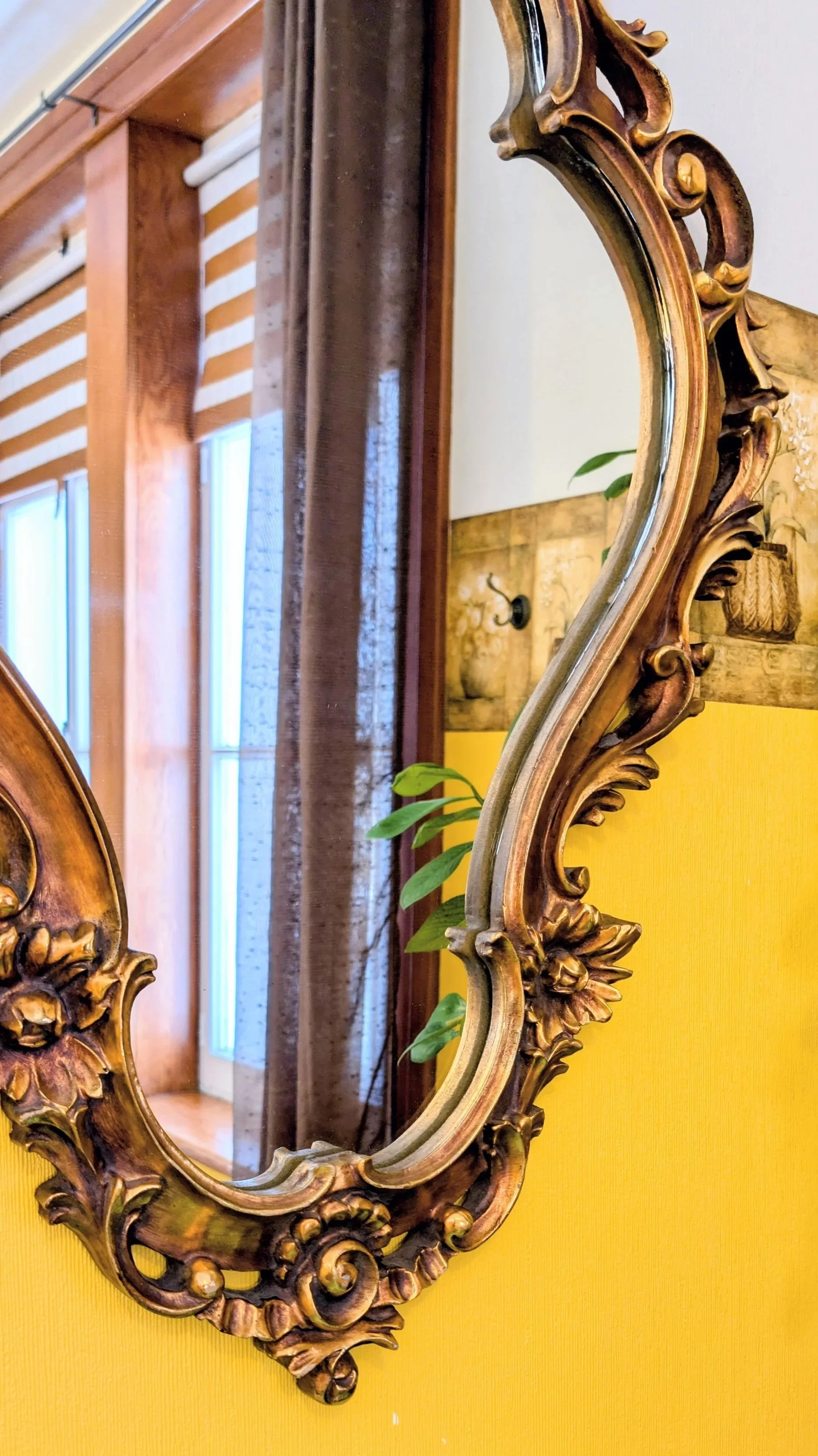 Miroir antique reflétant les doubles fenêtres à crémone de la Chambre La Miellée