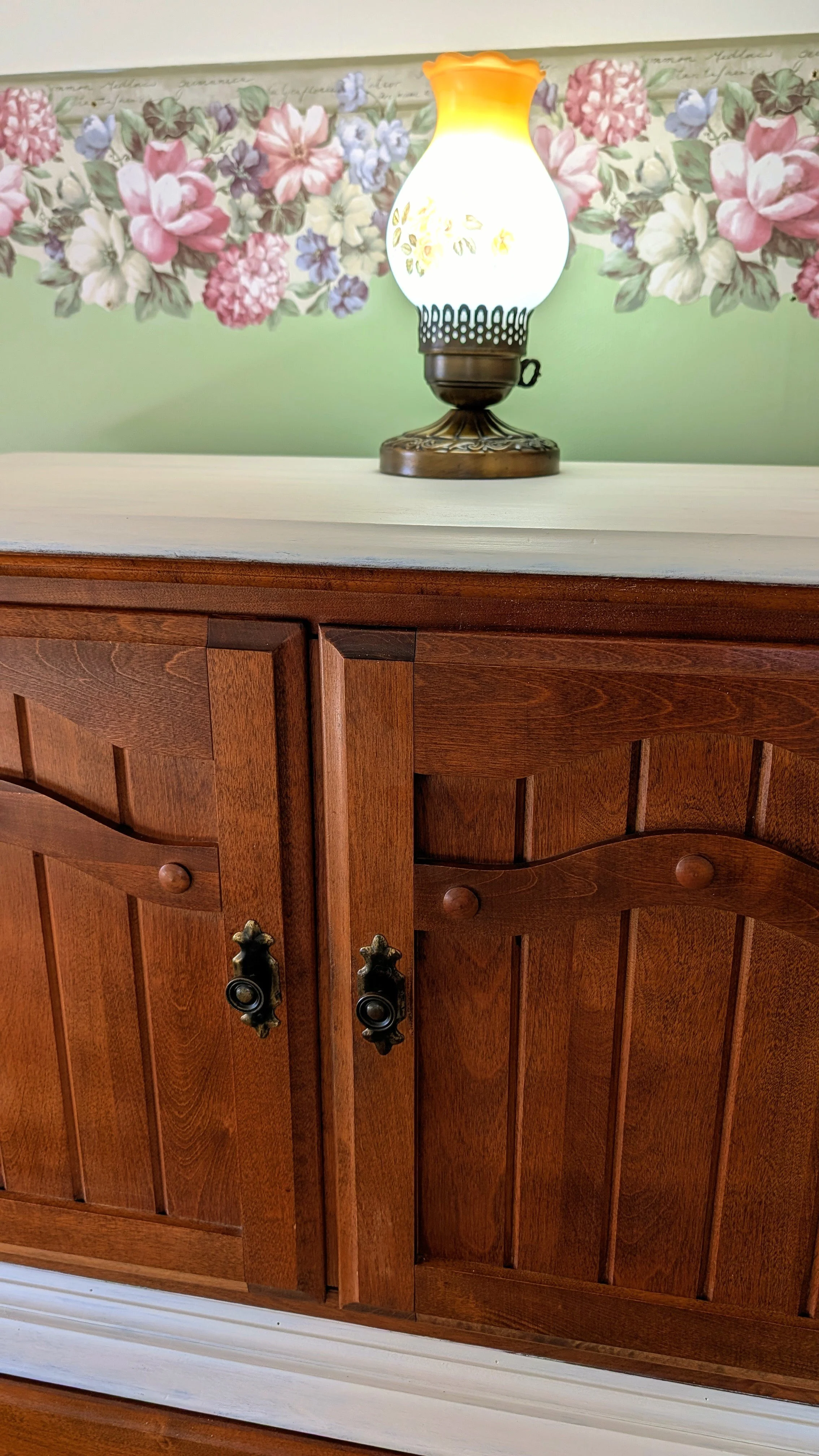 Vue du bahut de la Chambre Primavera, avec sa lanterne électrique d'époque et sa frise de papier peint.