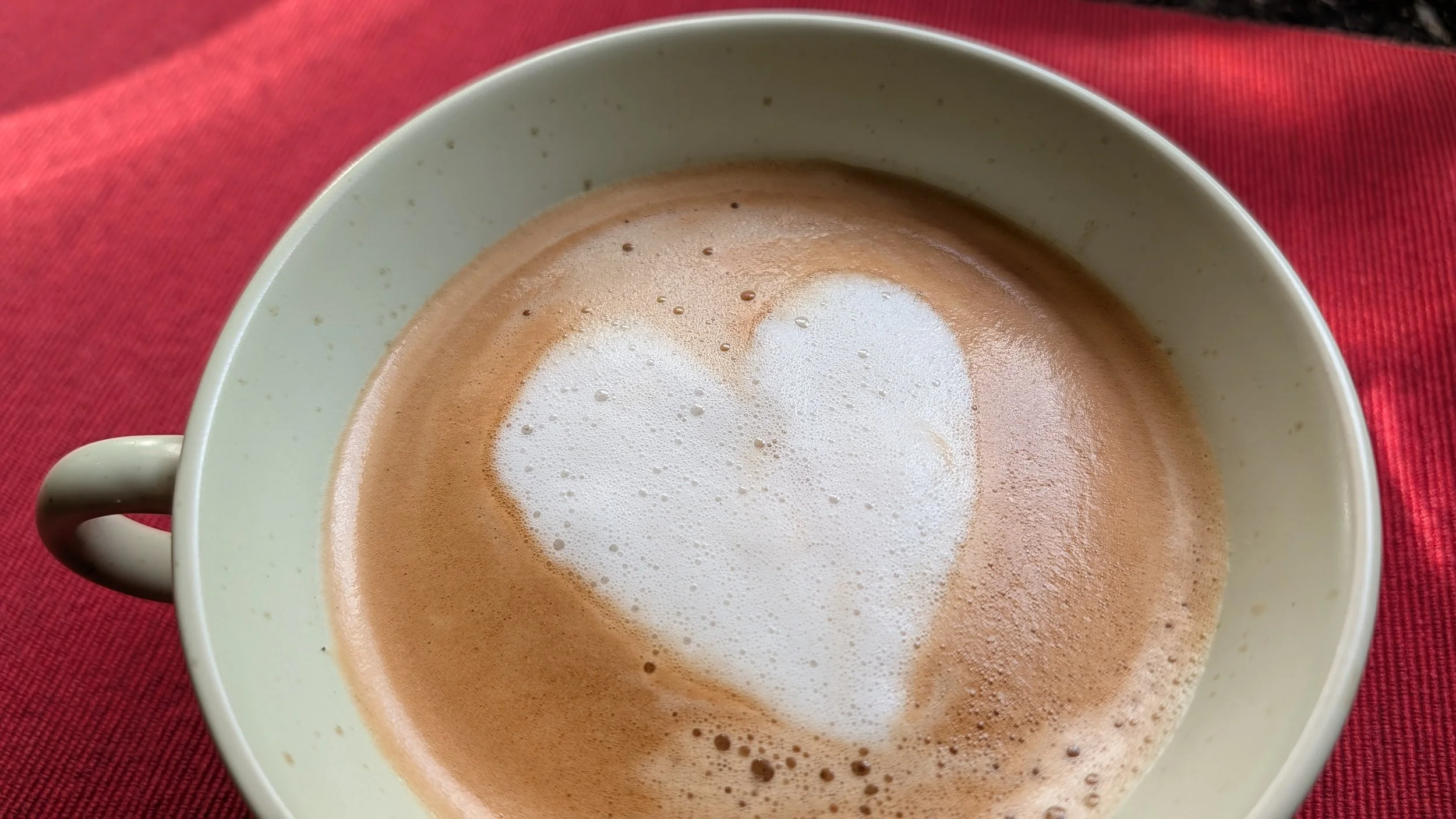 Café latté avec motif de cœur par La Miellée