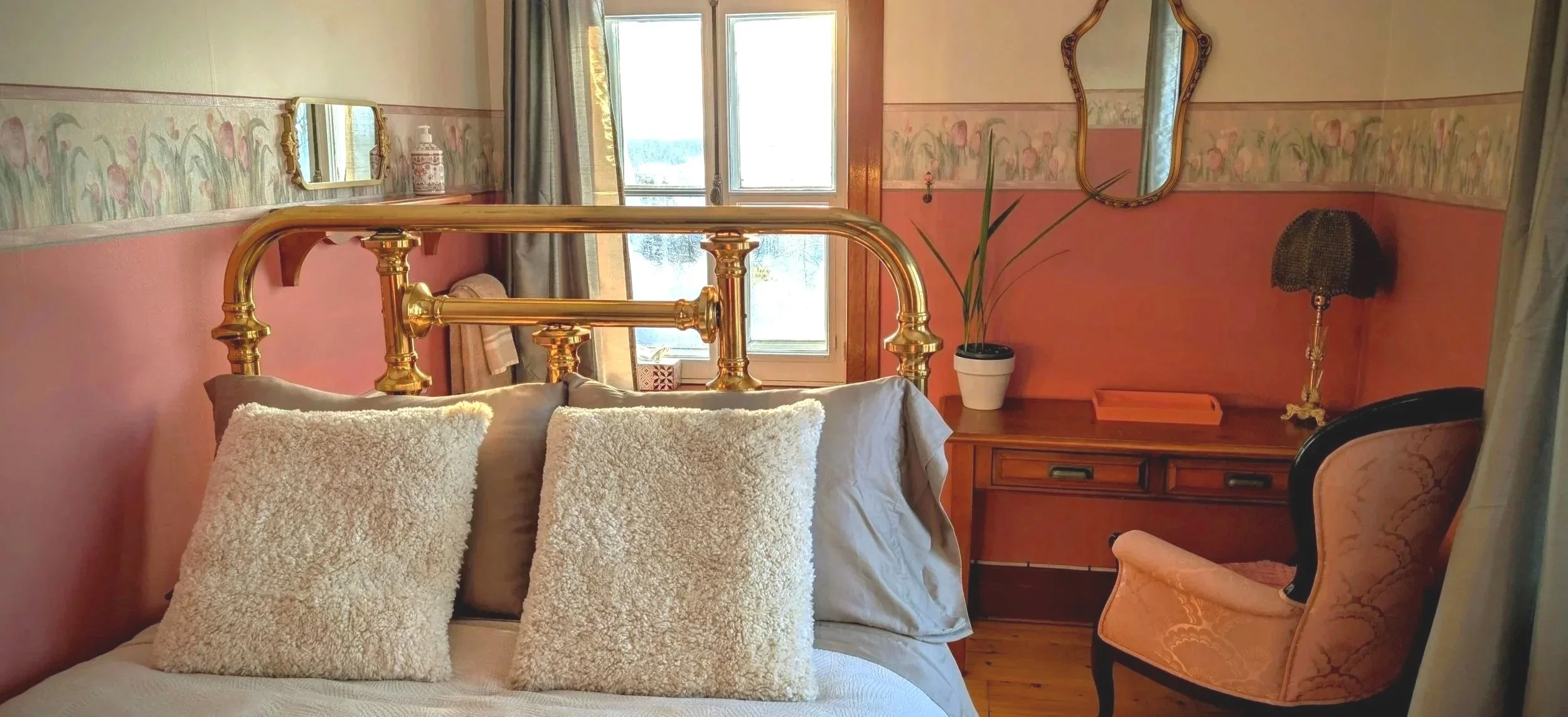 Vue de la Chambre aux tulipes, avec son lit double,  ses fenêtres à crémone authentiques, son lit antique en laiton et son charme d'antan