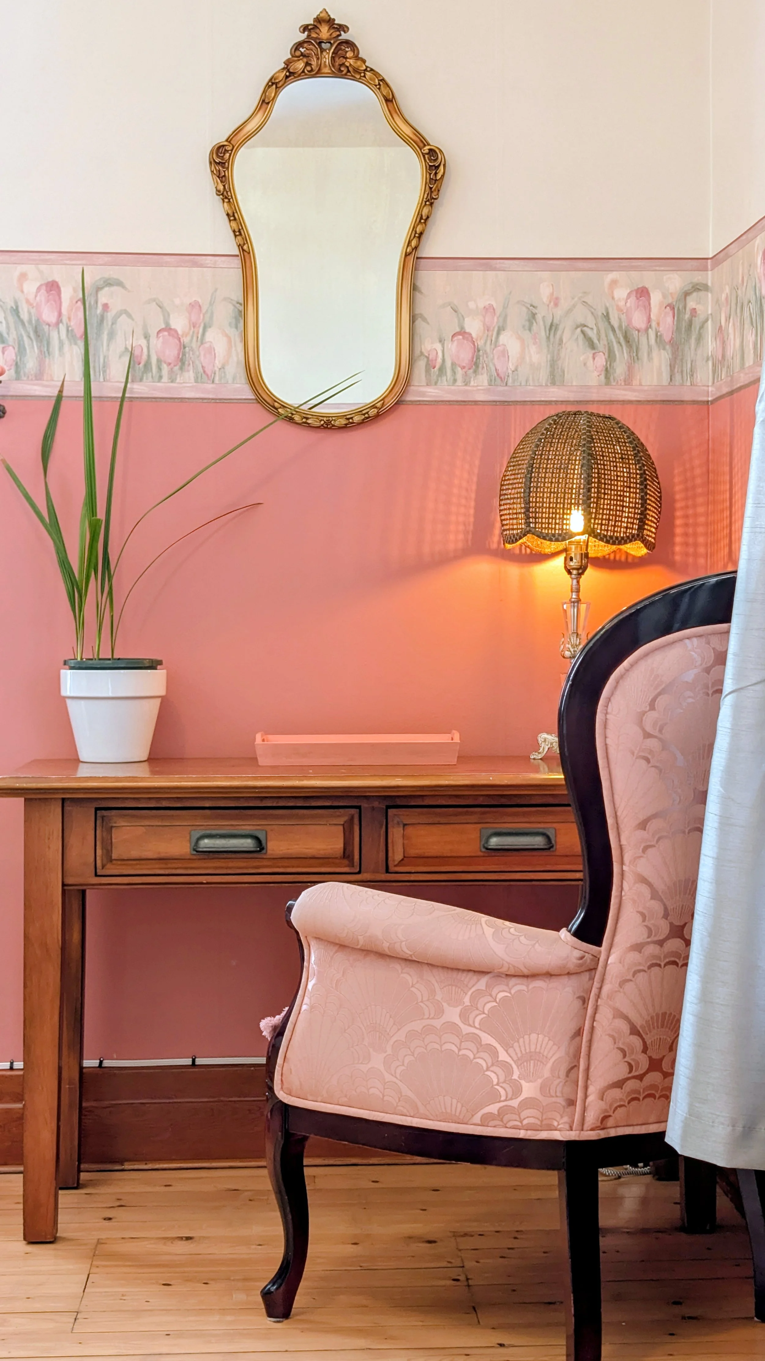 Coin-bureau avec sa table de travail et sa chaise antiques