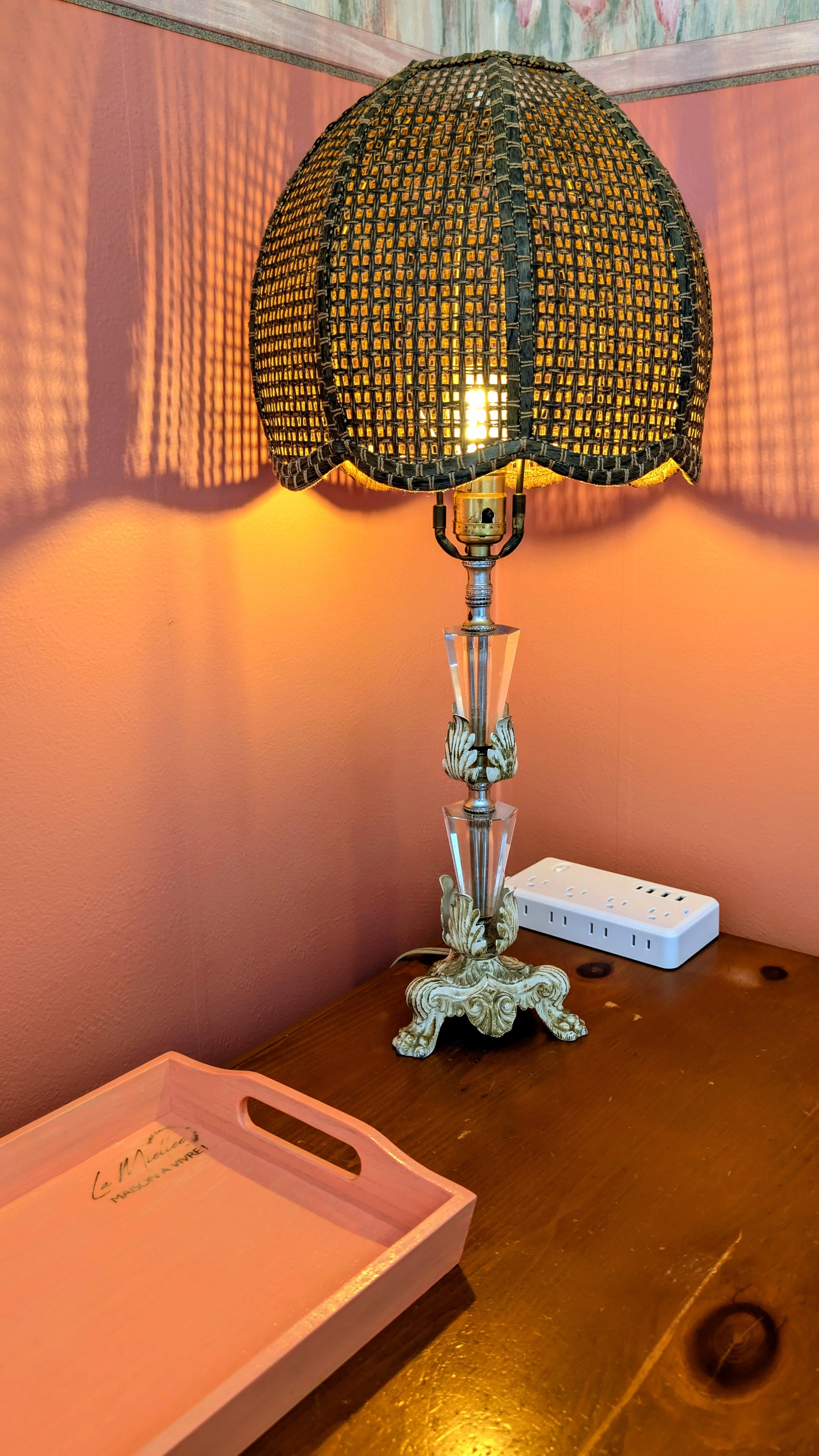 Lampe en cannage sur le bureau de travail