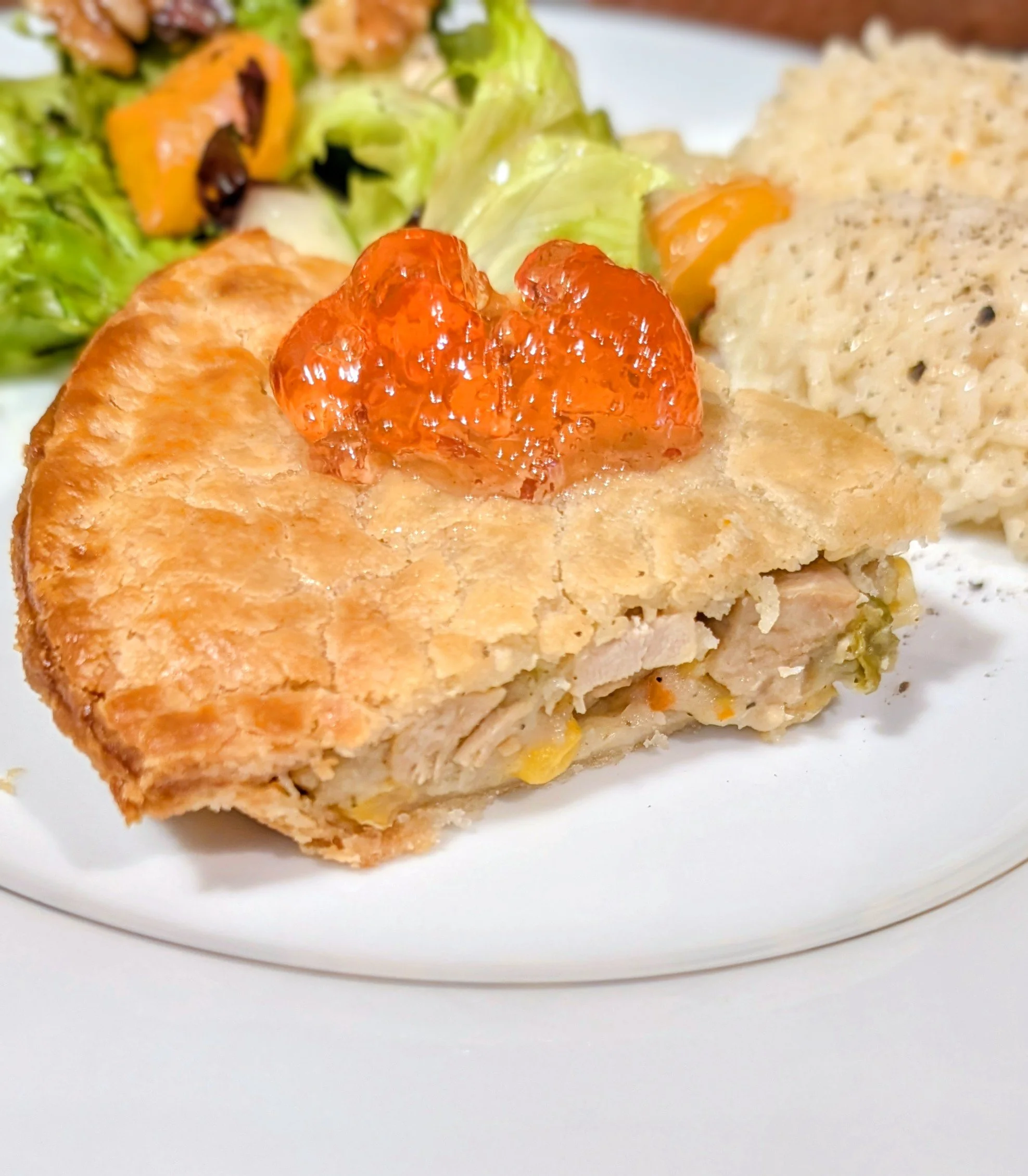 Le pâté à la poitrine de pintade confite, accompagné ici de notre formule boîte à lunch incluant un riz style pilaf et une salade verte.