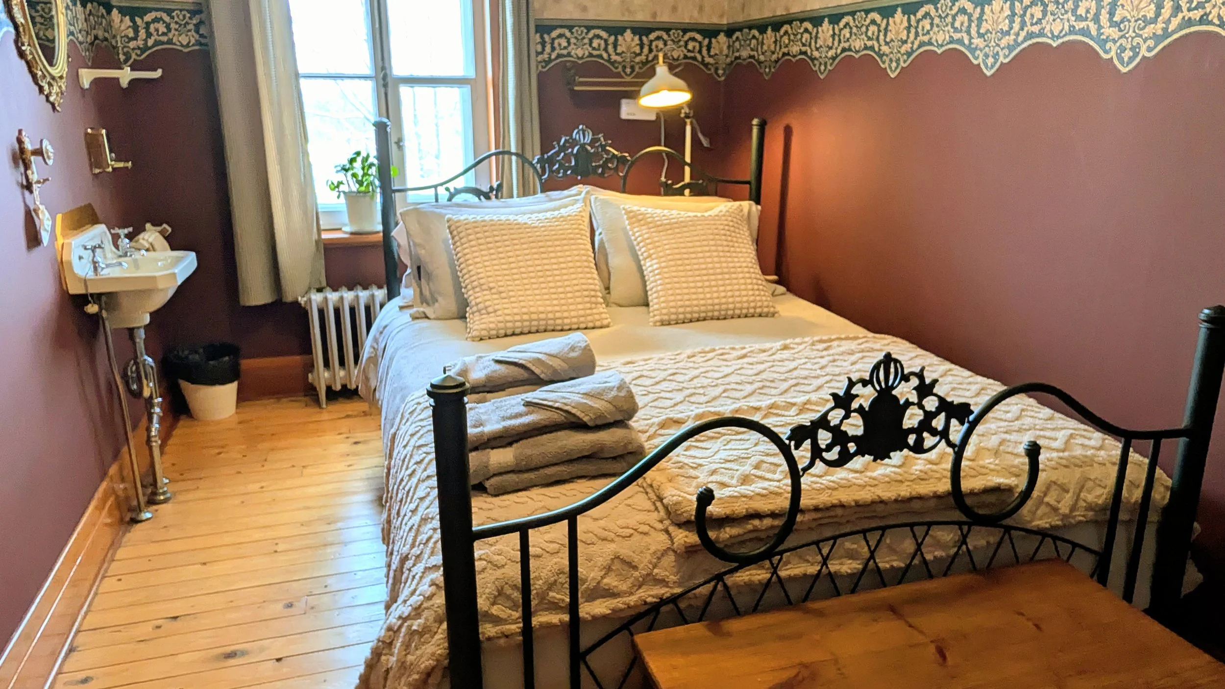 Vue d'ensemble de la chambre La belle Bordeaux, avec son lit queen