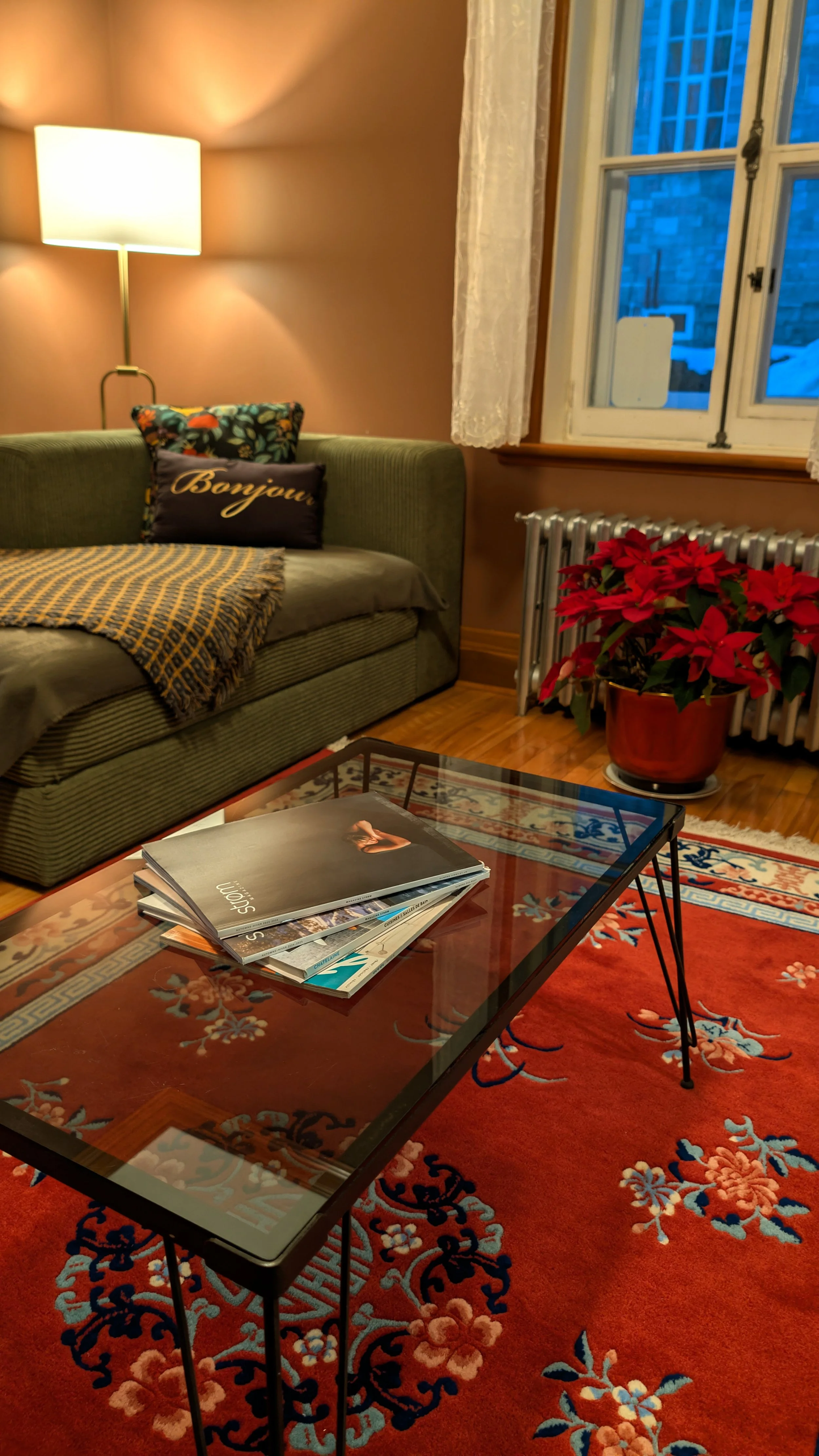 Vue du salon des invités, avec son tapis de laine, ses fauteuils accueillants et ses fenêtre à crémone et calorifère authentiques