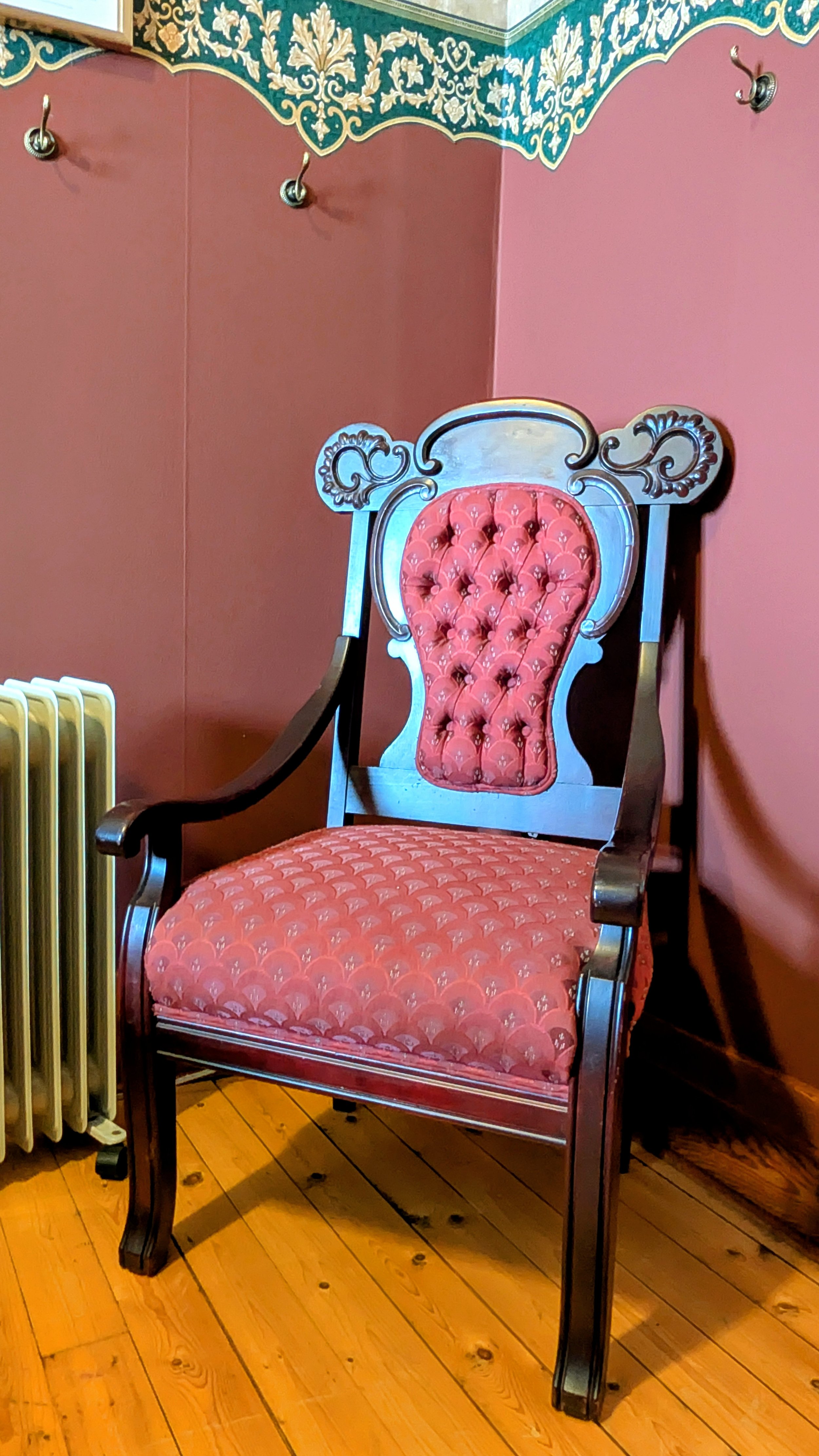 Chaise rembourrée d'époque reprenant la teinte des murs