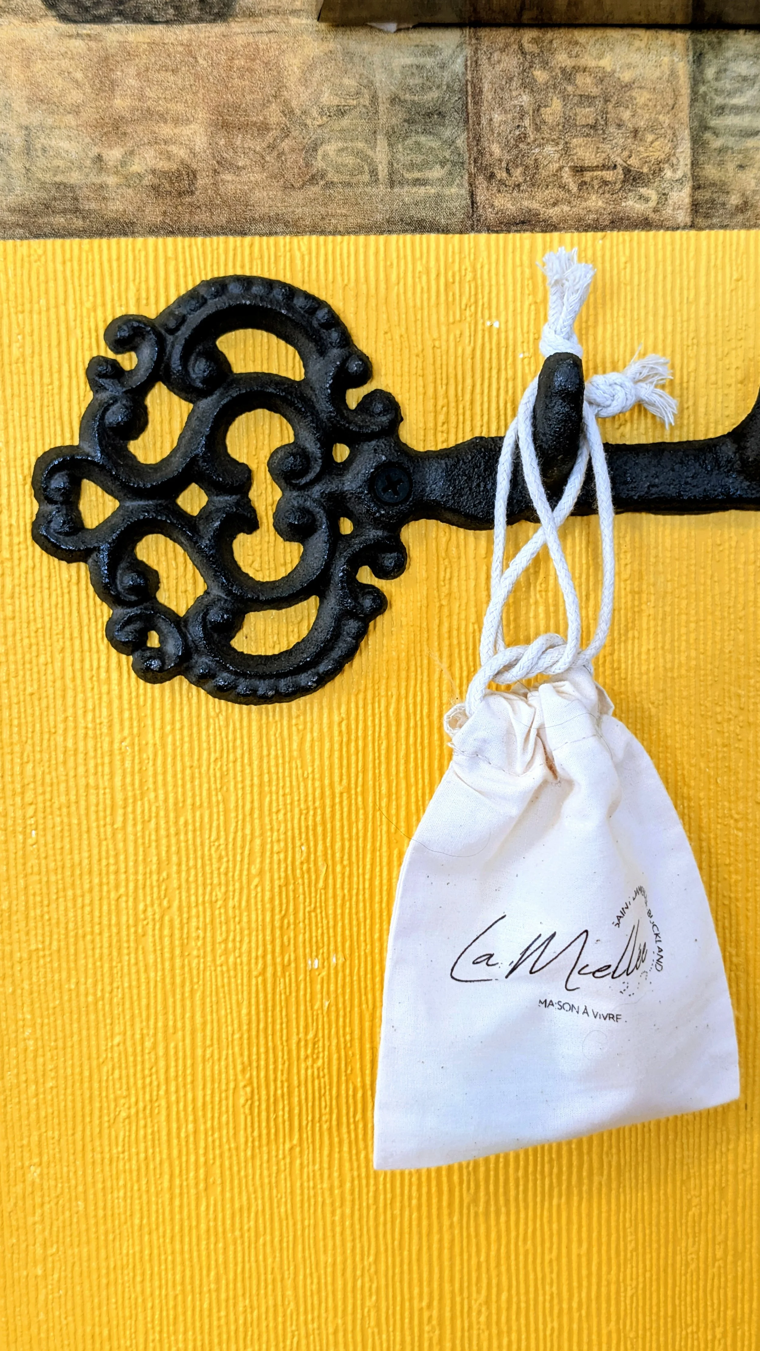 Chaque chambre inclut des détails pensés pour votre confort, comme ce sachet contenant des bouchons d'oreilles jetables. Parce que parfois, notre partenaire a un sommeil agité après une longue journée de route ou de jeux extérieurs