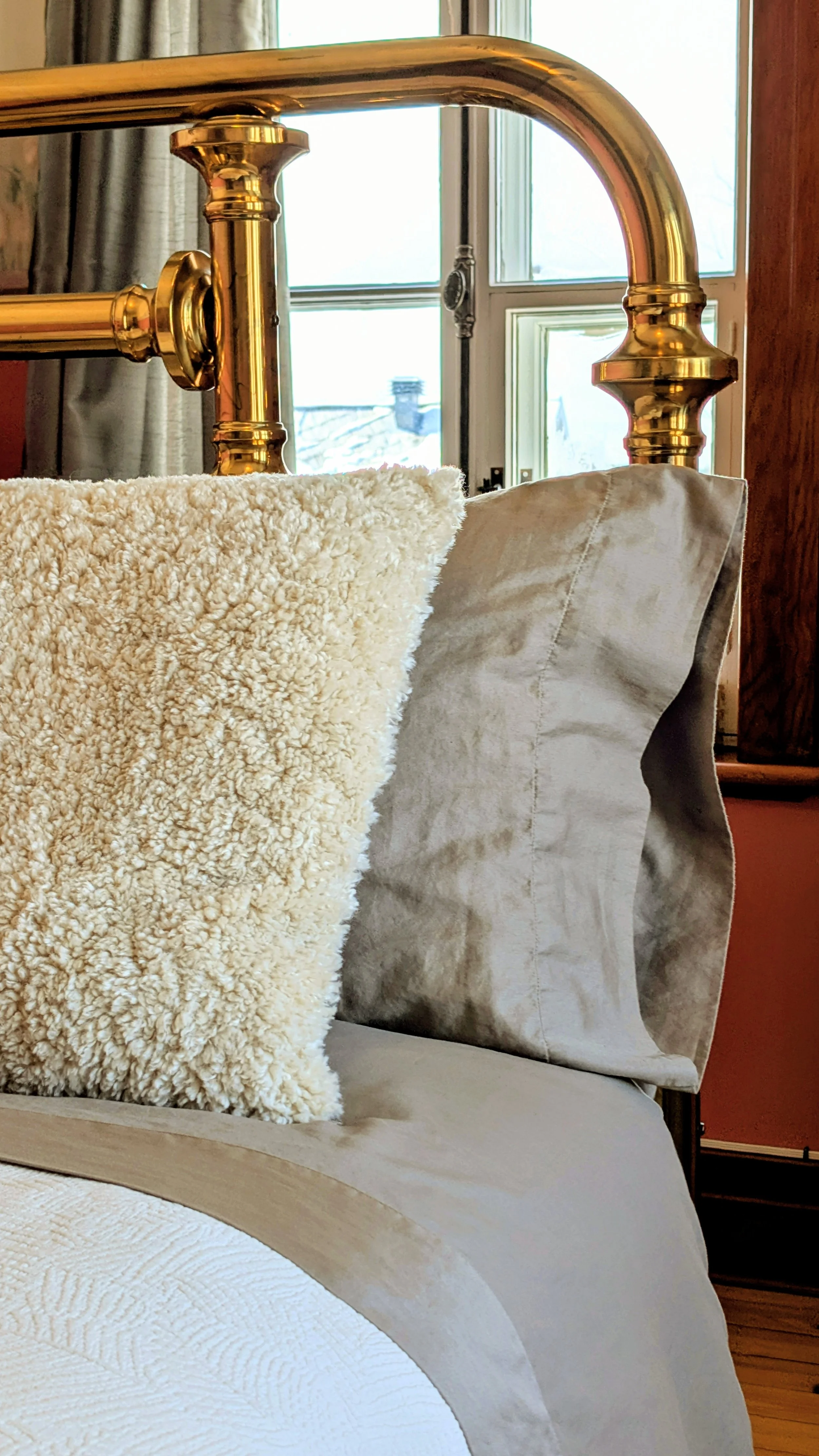 Vue rapprochée des textiles de lit de la Chambre aux Tulipes