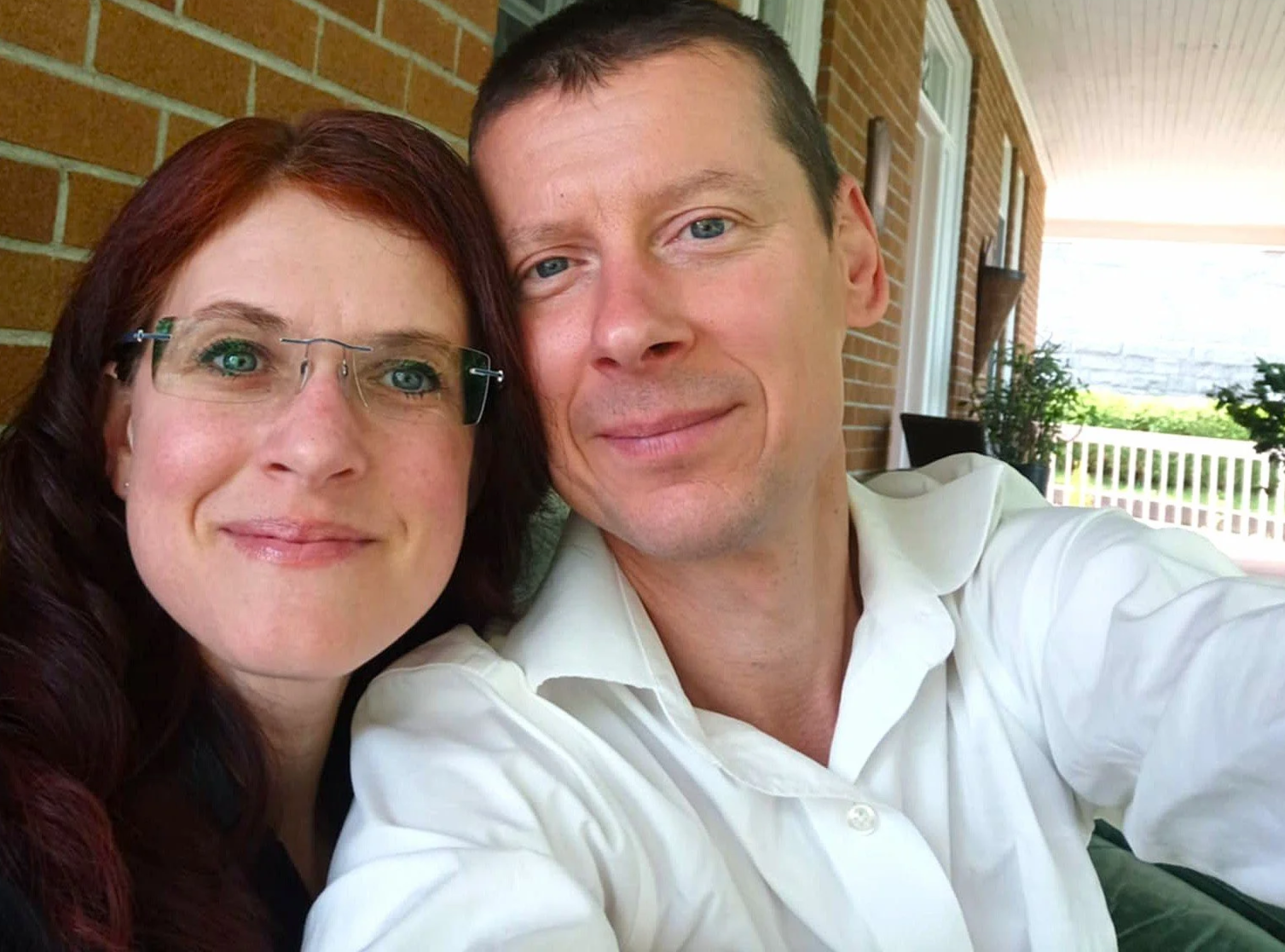 Jacinthe, co-propriétaire et gestionnaire de la Maison La Miellée, avec son mari et co-propriétaire Serge.