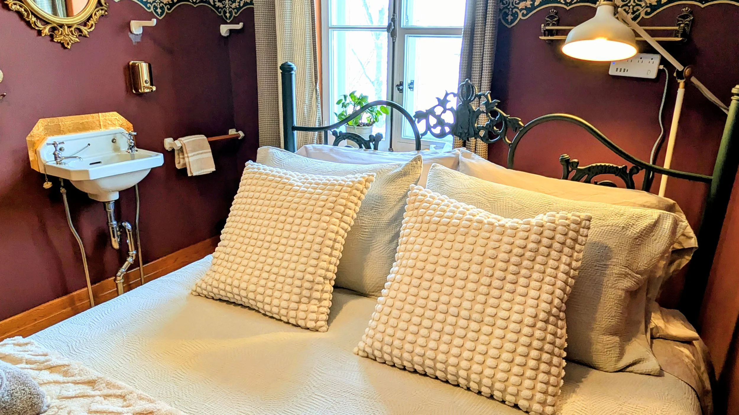 Aperçu des oreillers et coussins invitant à la lecture au lit