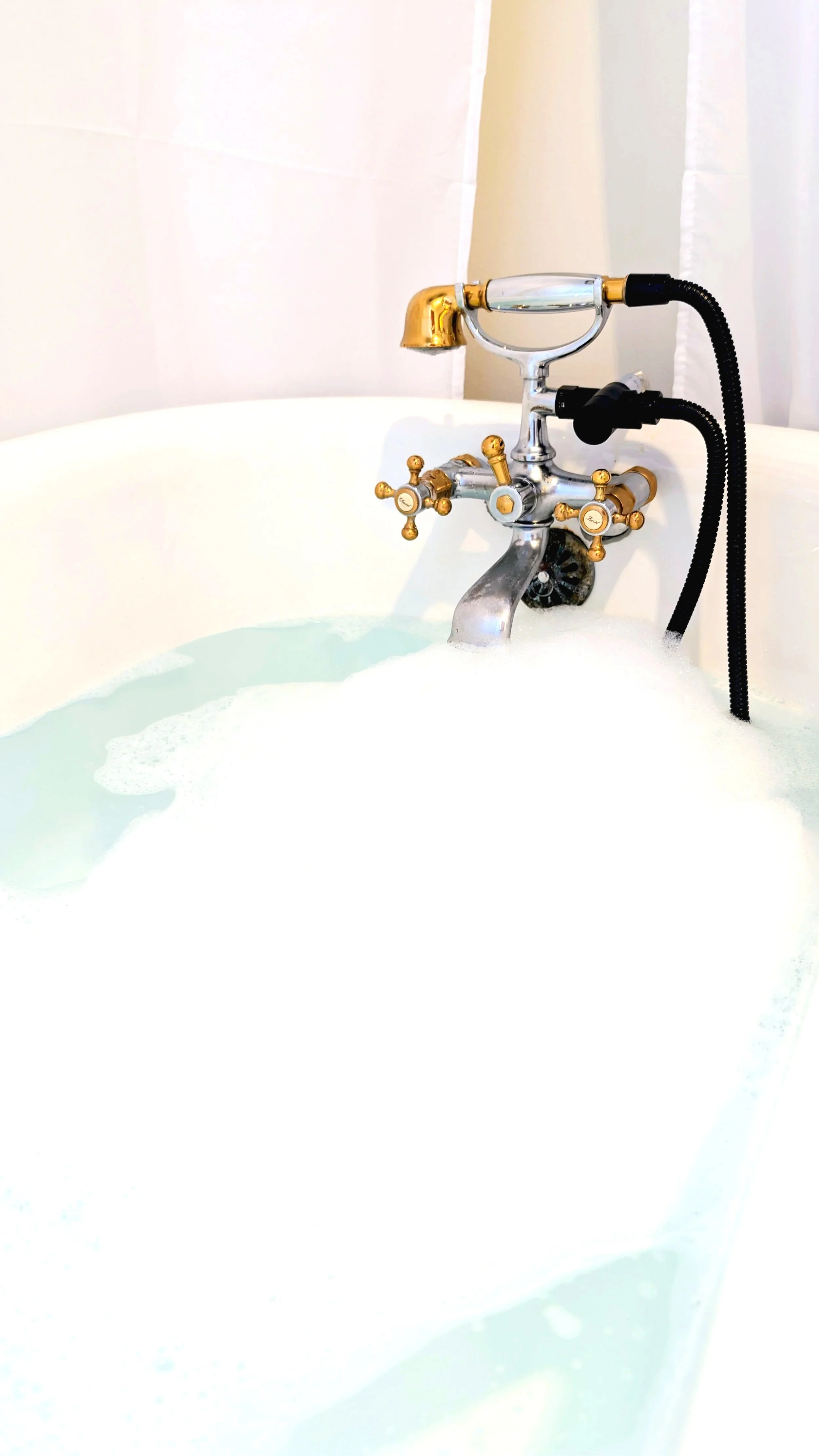Baignoire antique dans la salle de bains réservée aux invités
