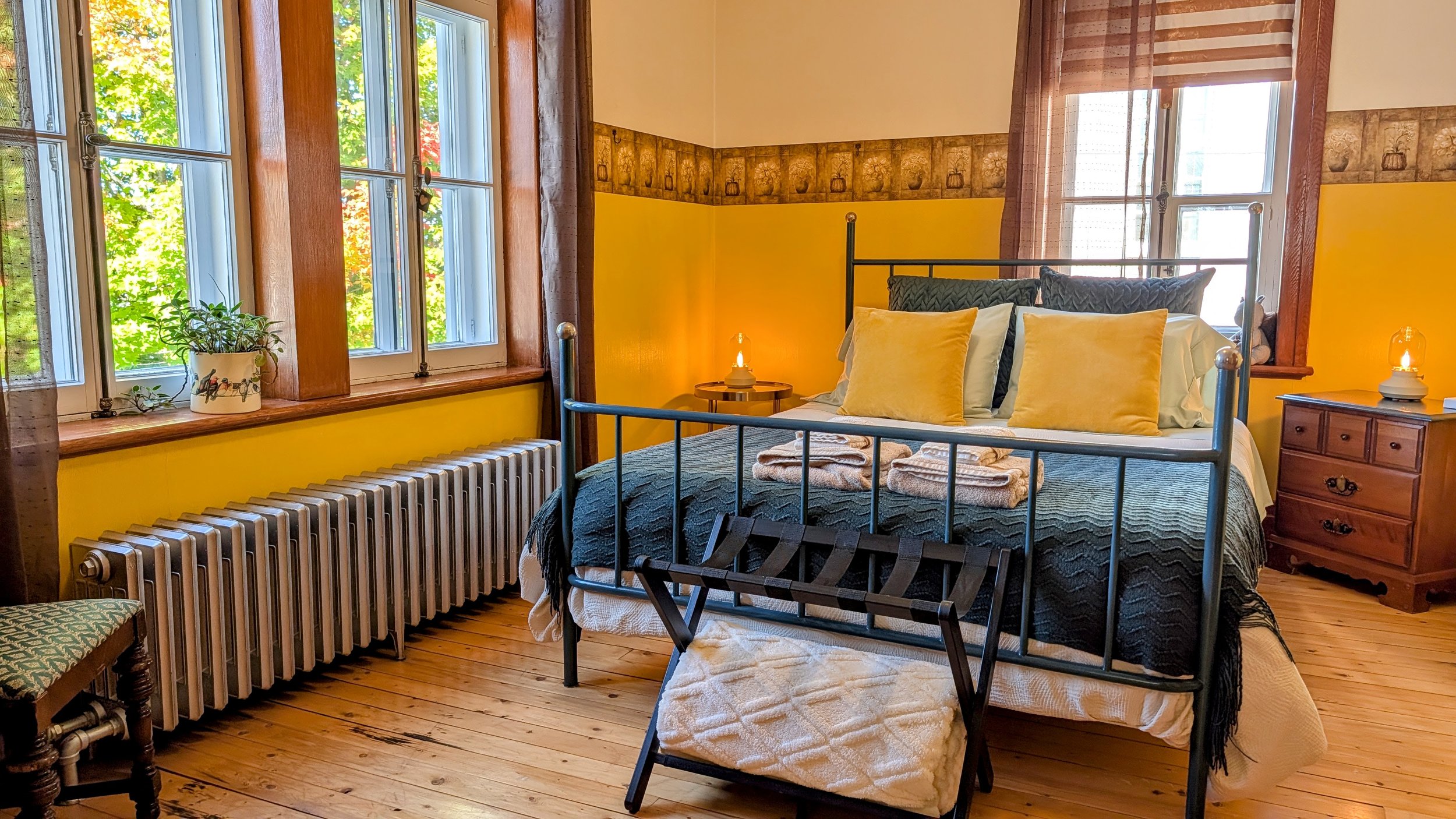 Chambre La Miellée, avec son lit queen et sa fenestration nord-est